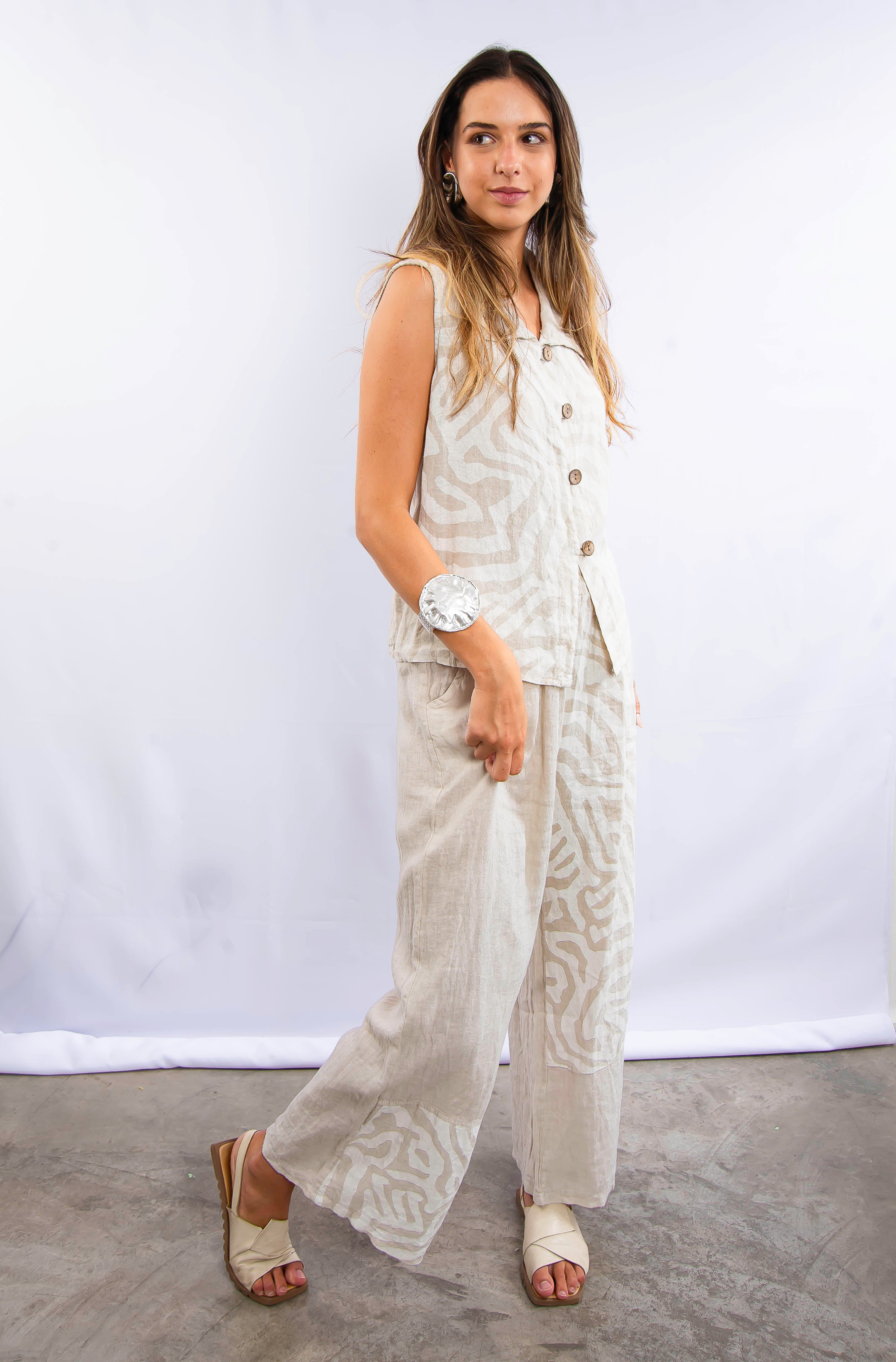 Conjunto elegante de linho italiano off-white, ideal para verão e ocasiões casuais sofisticadas.
