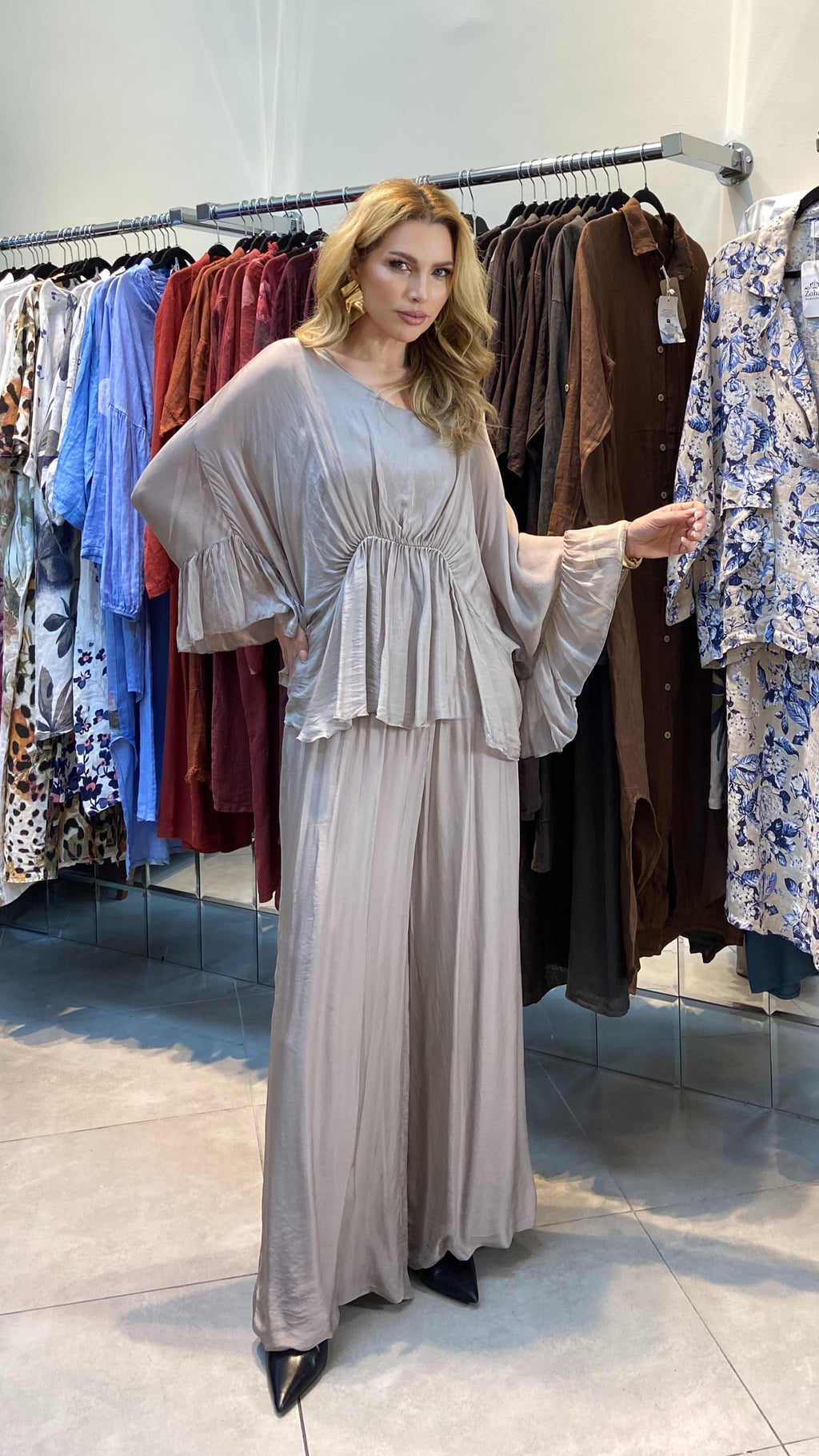 Conjunto Luca veste do 40 ao 42, com busto 98 cm e cintura até 84 cm. Confortável, elegante e ideal para quem busca estilo e caimento perfeito.