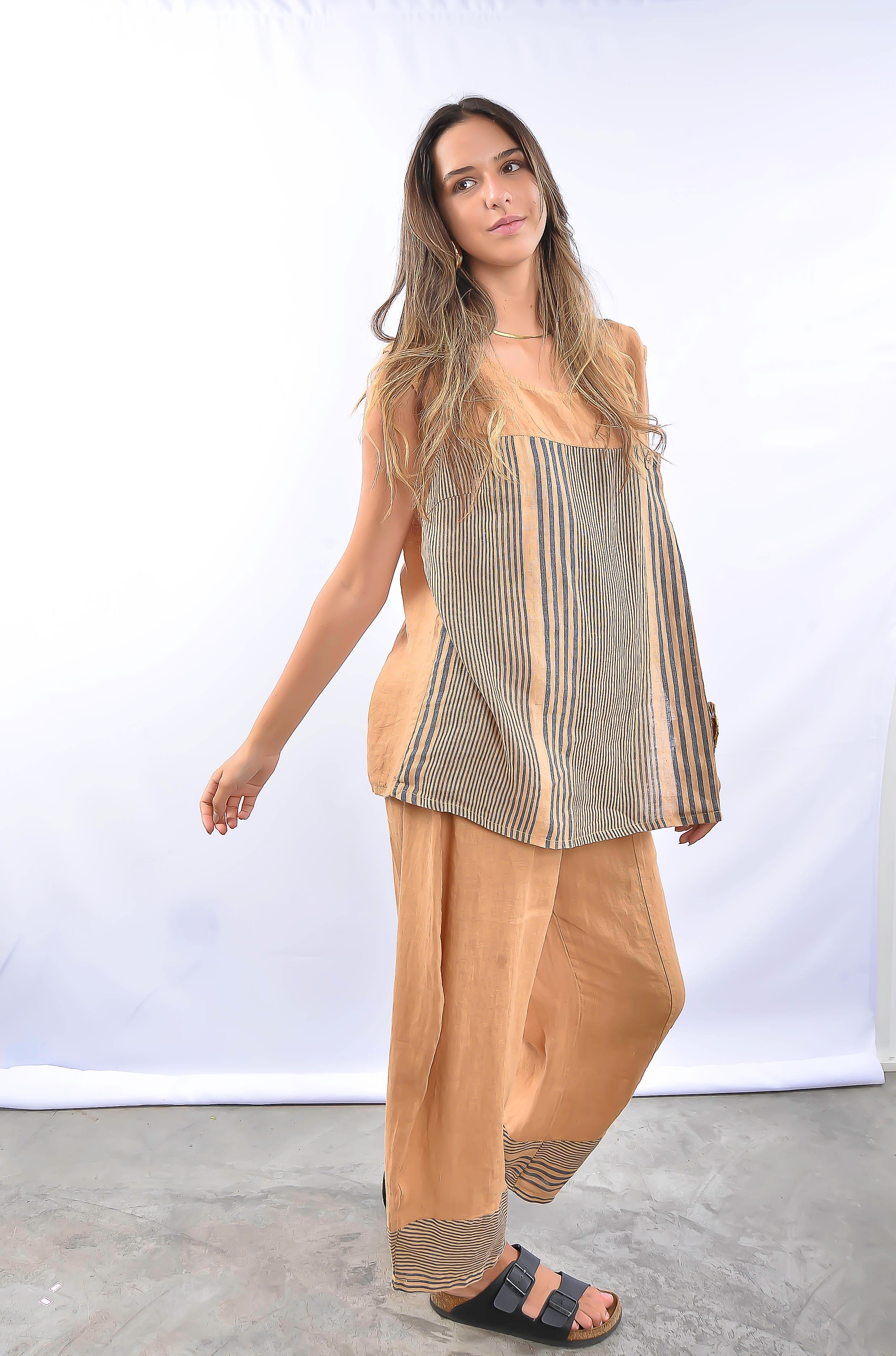 Blusa feminina de linho bege combinada com calça de linho caramelo