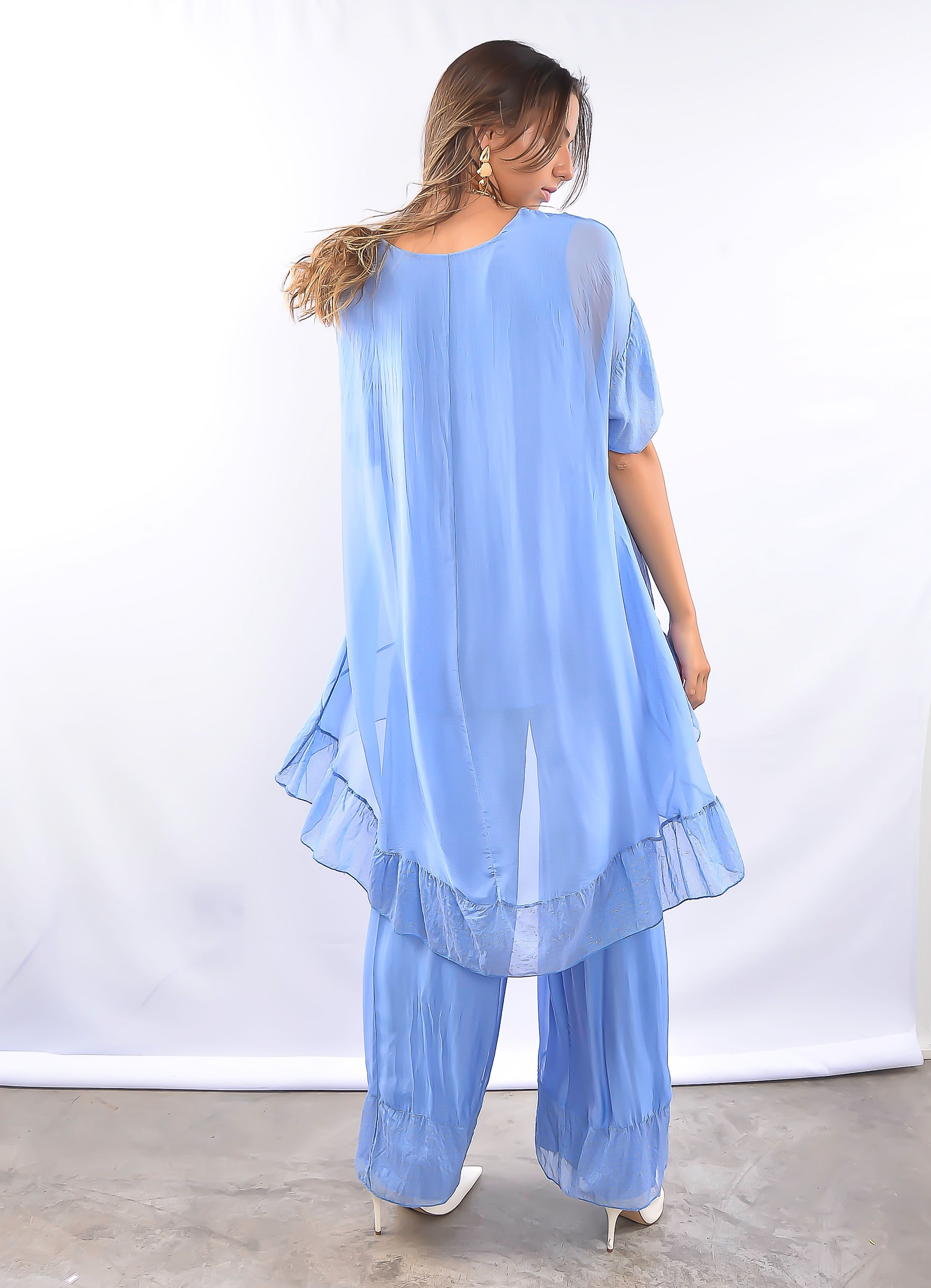 Modelo de costas usando conjunto azul leve e elegante.