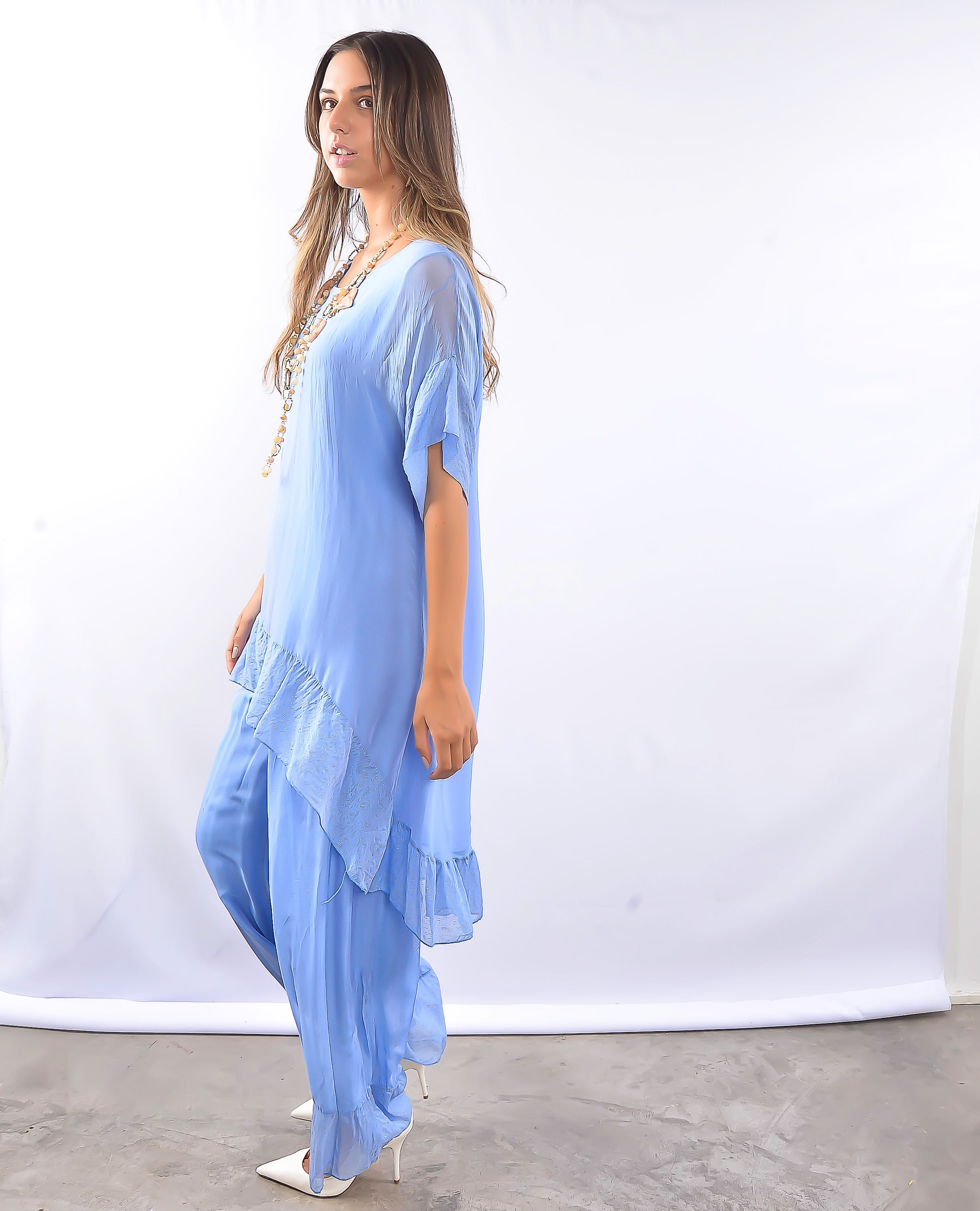 Modelo com conjunto azul claro em seda e viscose, look sofisticado.