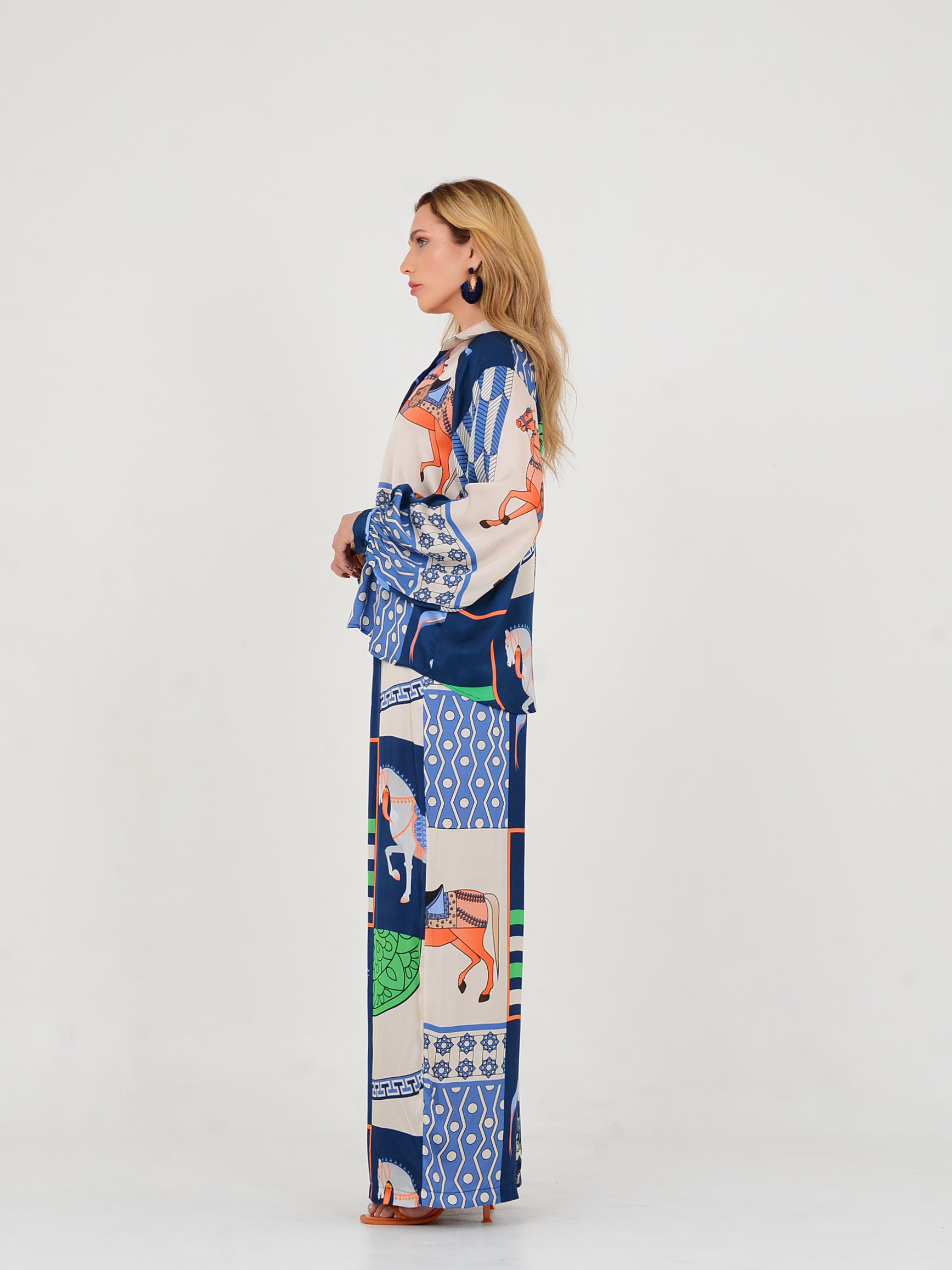Conjunto Blue italiano confeccionado em viscose e seda de alta qualidade.