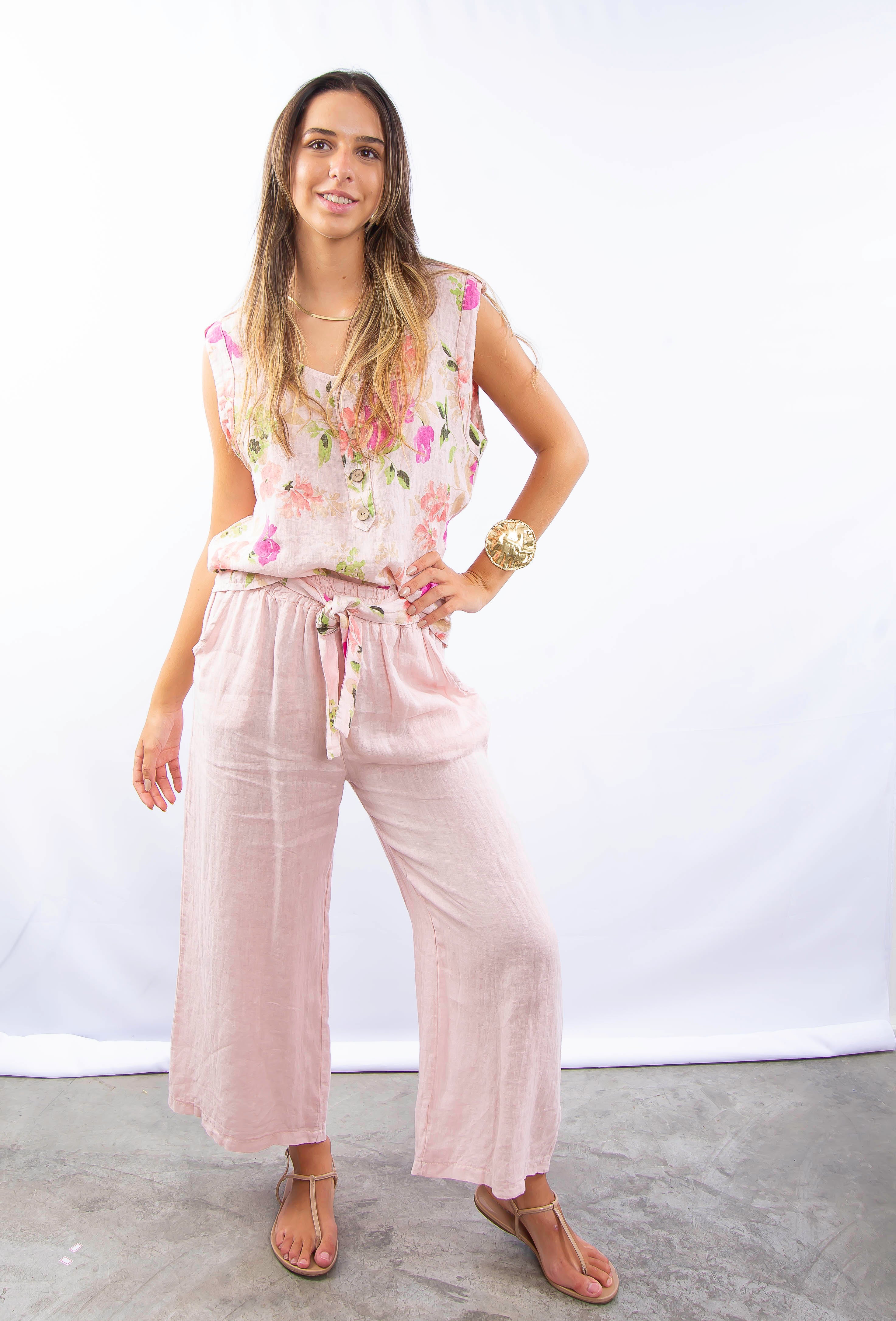 Conjunto feminino elegante com blusa estampada e calça larga rosa claro.