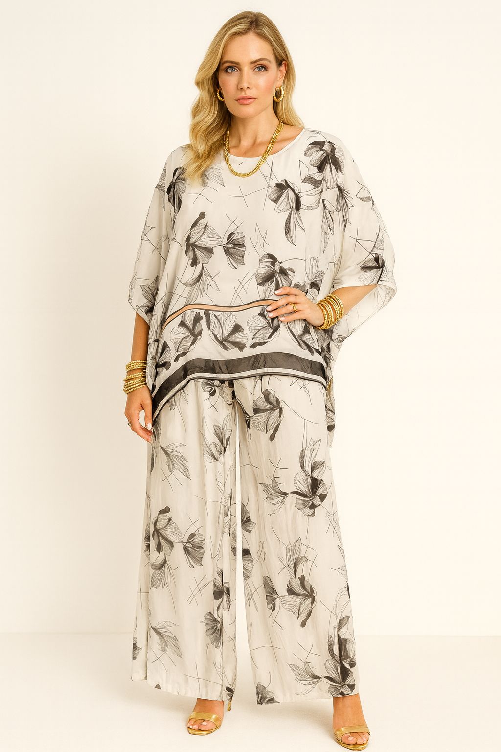 Conjunto Donatella feminino em viscose e seda italiana, estampa floral em tons neutros, modelagem fluida e elegante, ideal do tamanho 40 ao 44.