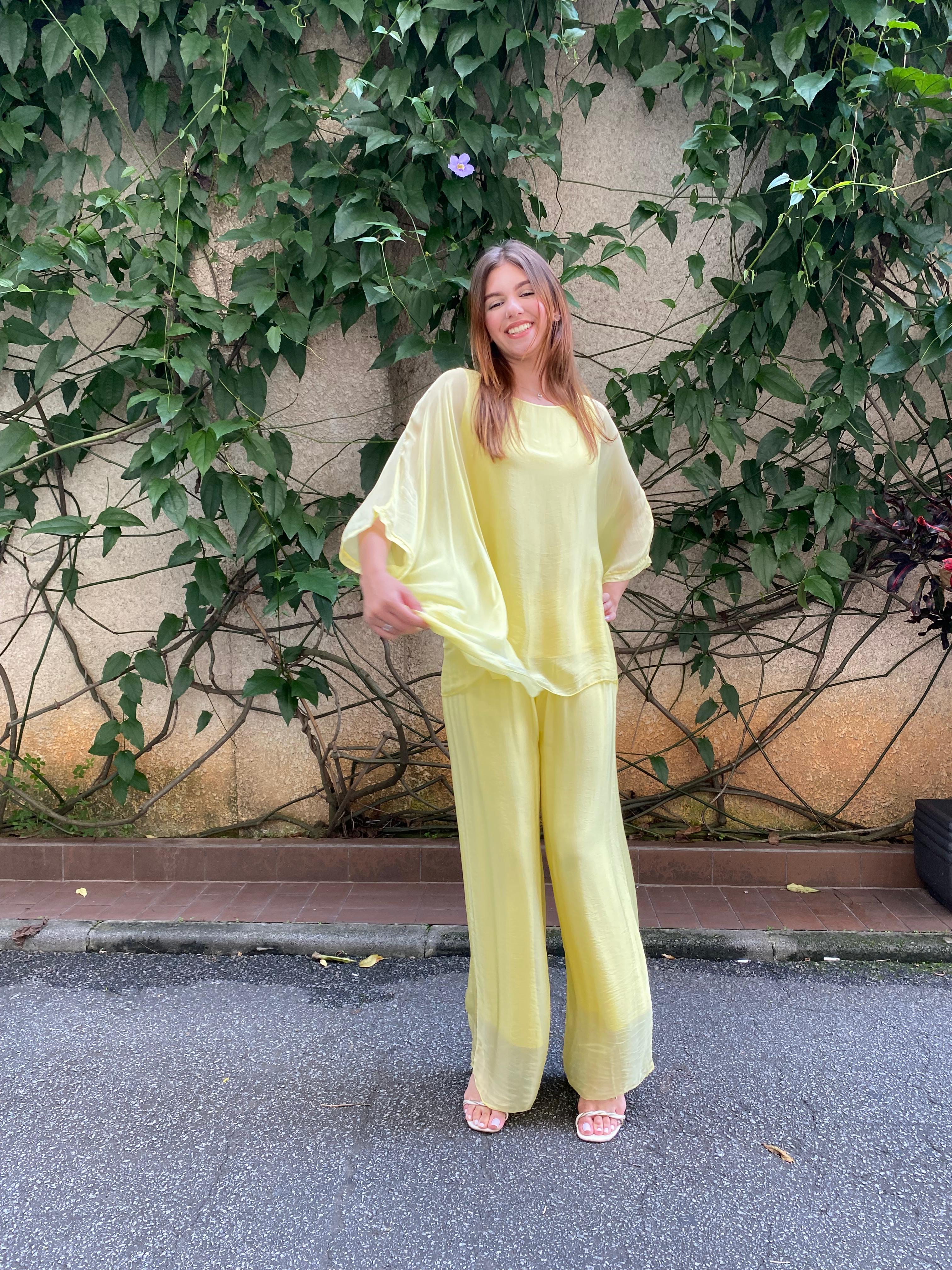 Conjunto feminino sofisticado Sicília, em tom amarelo, composto por blusa ampla e calça reta.