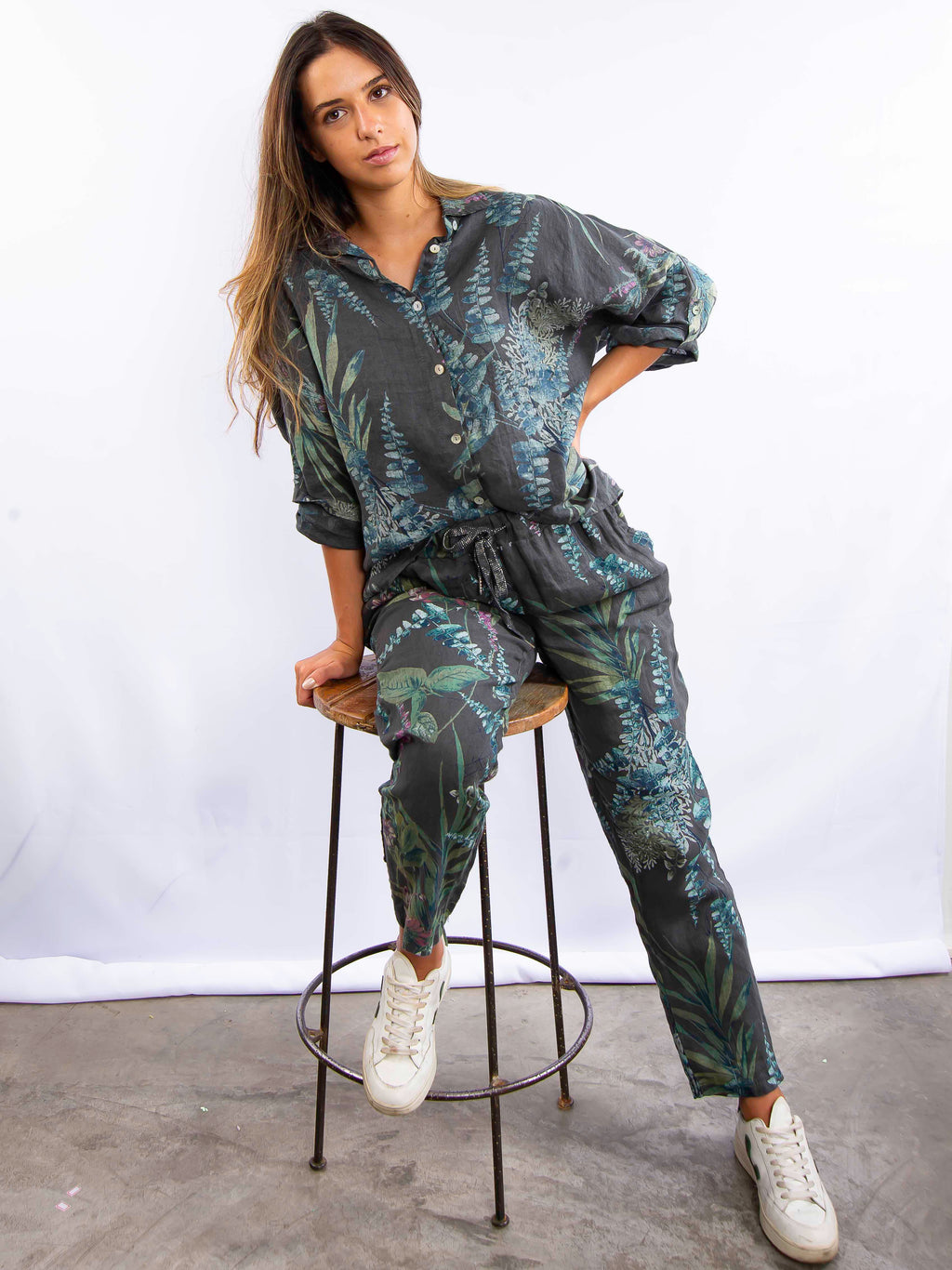 Look feminino estampado azul com calça e blusa solta, ideal para moda casual e sofisticada.