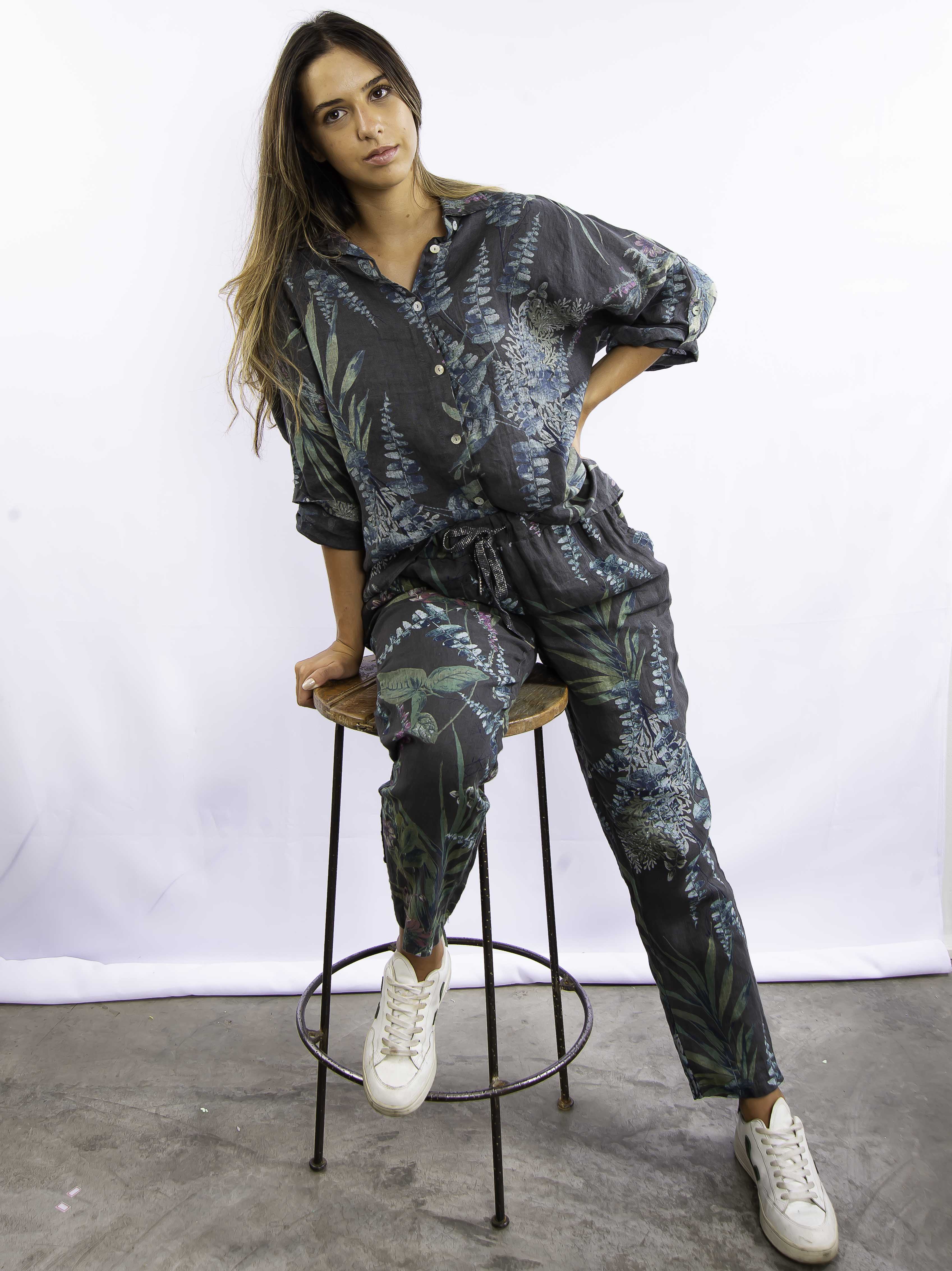 Look feminino estampado azul com calça e blusa solta, ideal para moda casual e sofisticada.