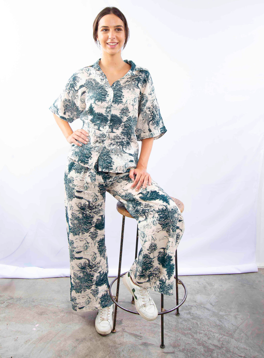 Mulher vestindo conjunto estampado azul em linho italiano.
