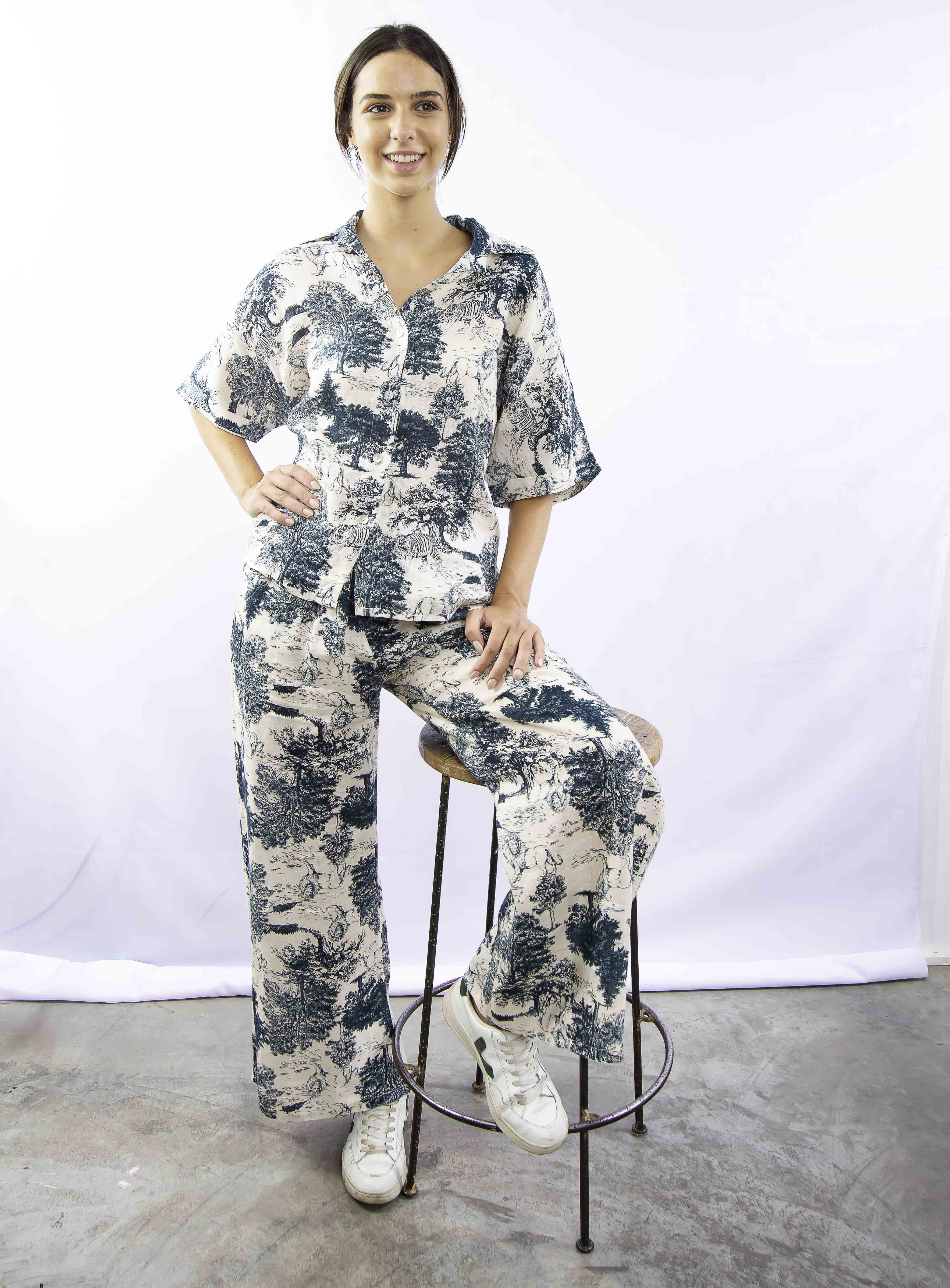 Mulher vestindo conjunto estampado azul em linho italiano.