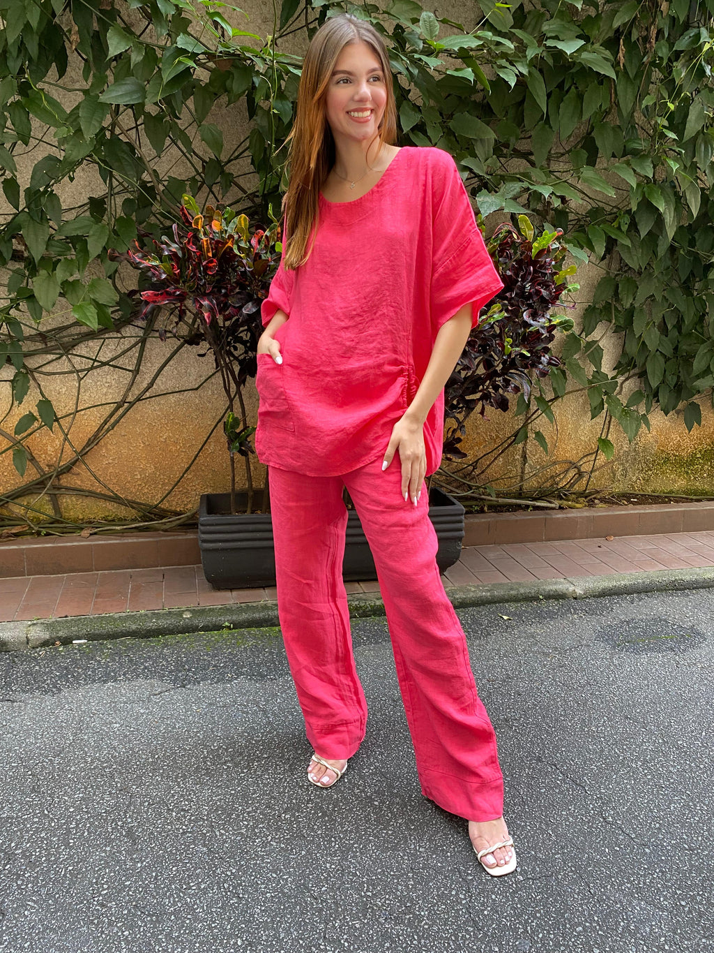Mulher usando conjunto feminino vermelho com calça e blusa.