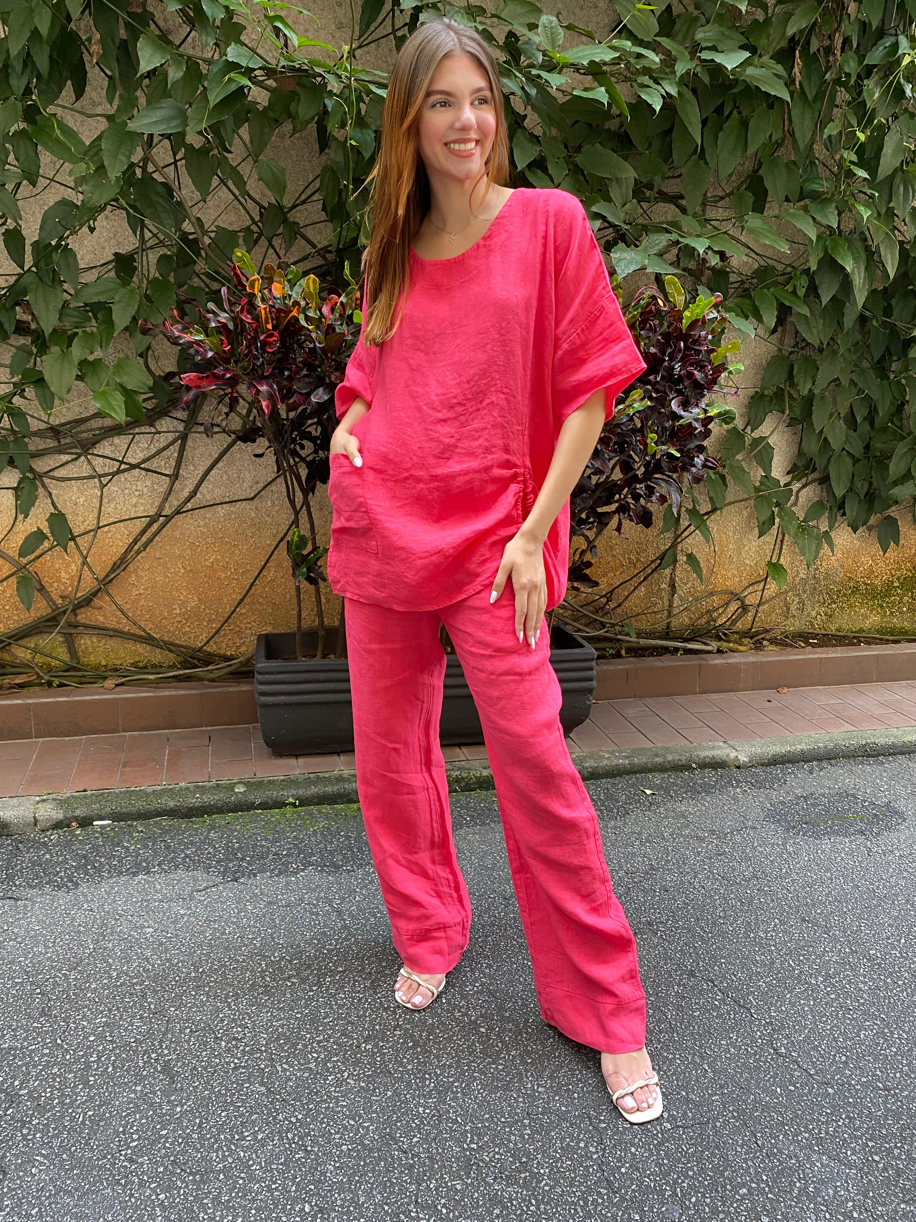 Mulher usando conjunto feminino vermelho com calça e blusa.