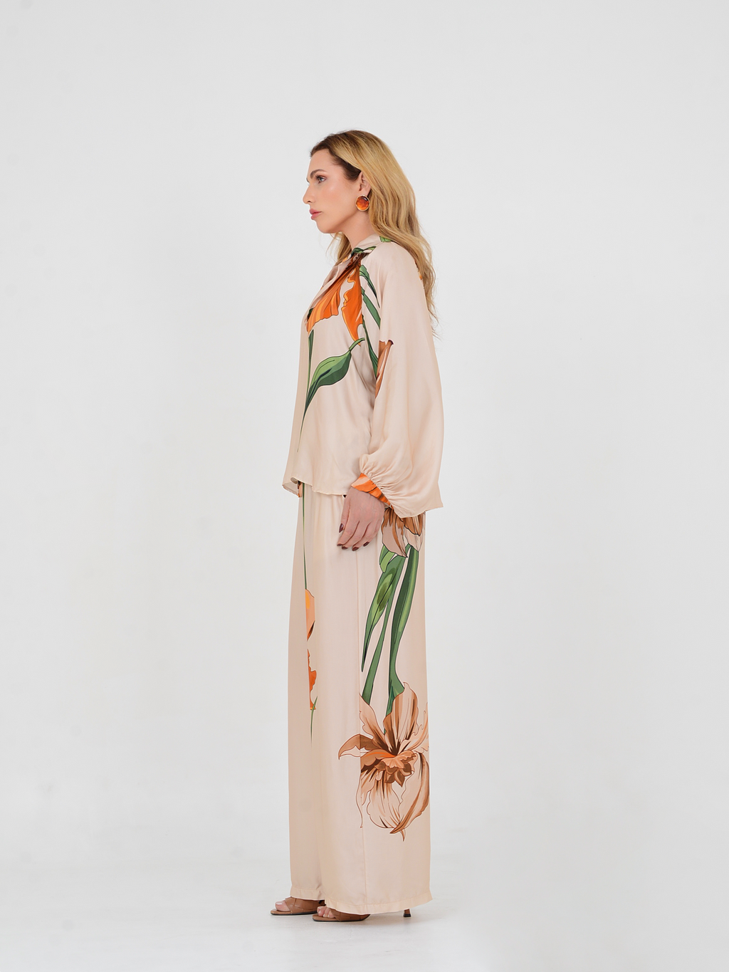 Conjunto Isotta confeccionado em viscose e seda italiana, modelo elegante e leve.