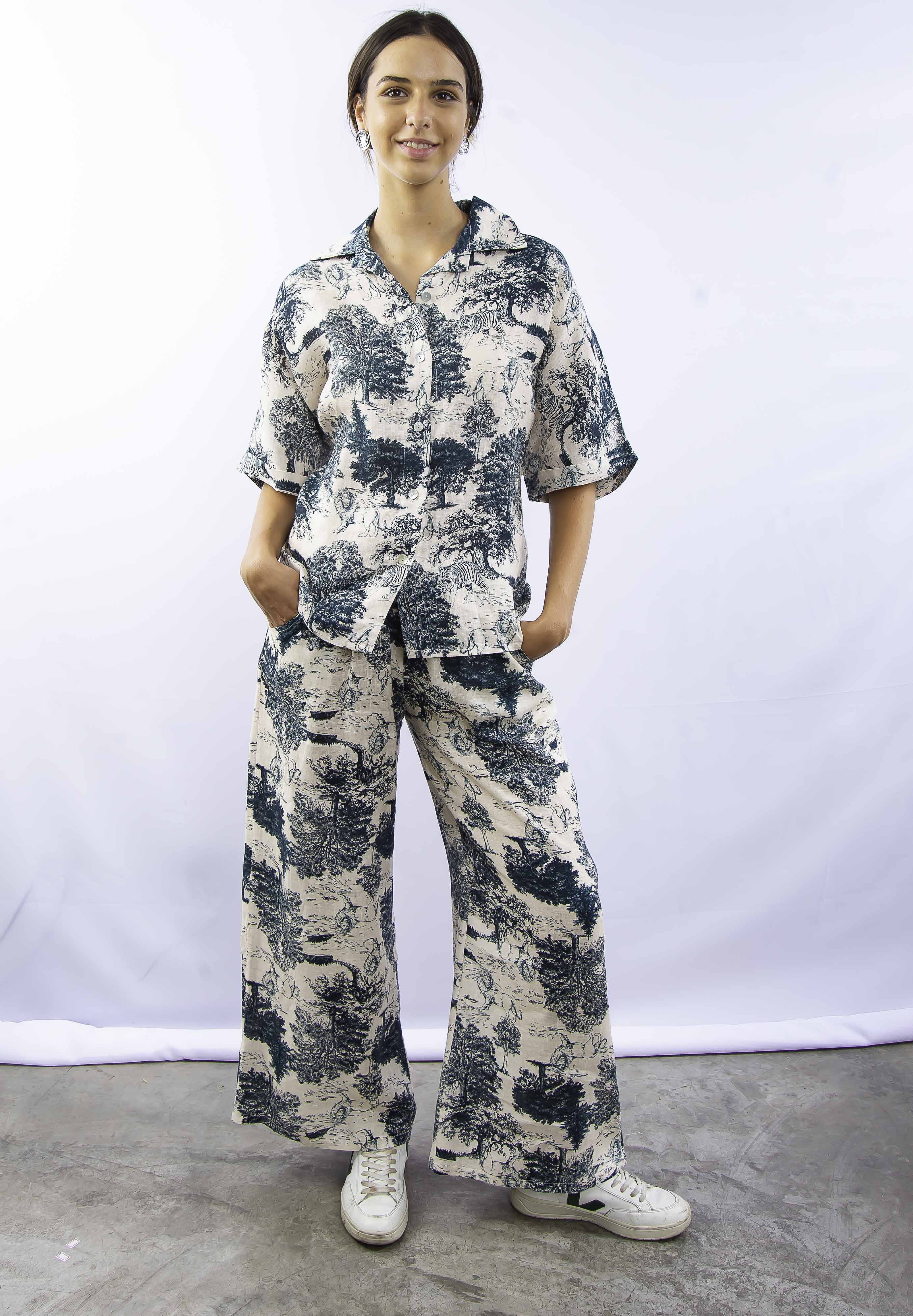 Look feminino em linho azul estampado, estilo elegante