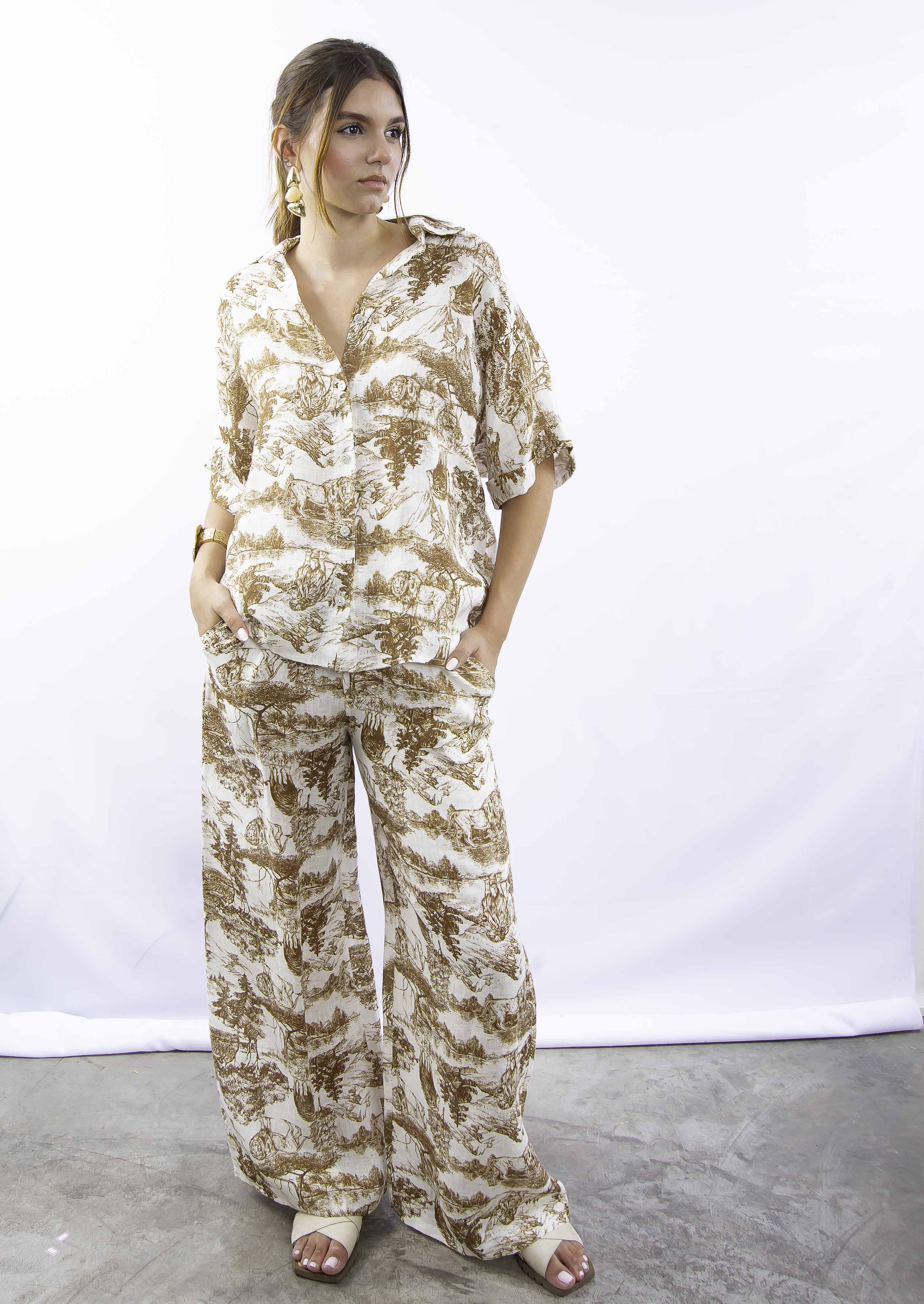 Look feminino sofisticado em linho estampado bege.