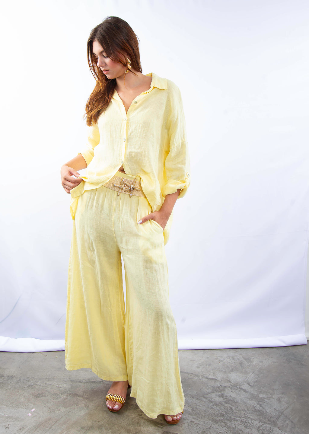 Conjunto feminino em linho italiano amarelo, com camisa de mangas longas e calça ampla.