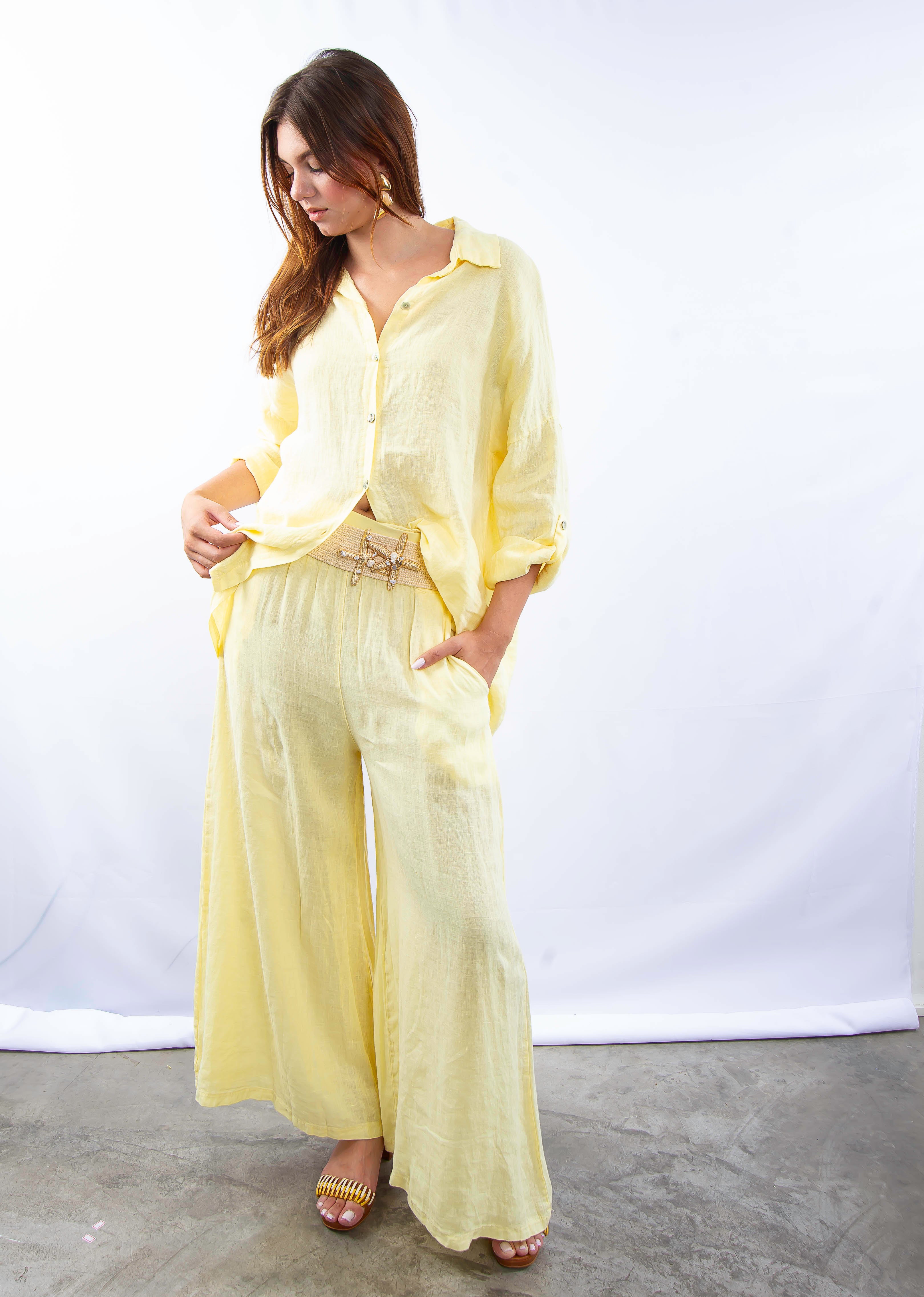 Conjunto feminino em linho italiano amarelo, com camisa de mangas longas e calça ampla.