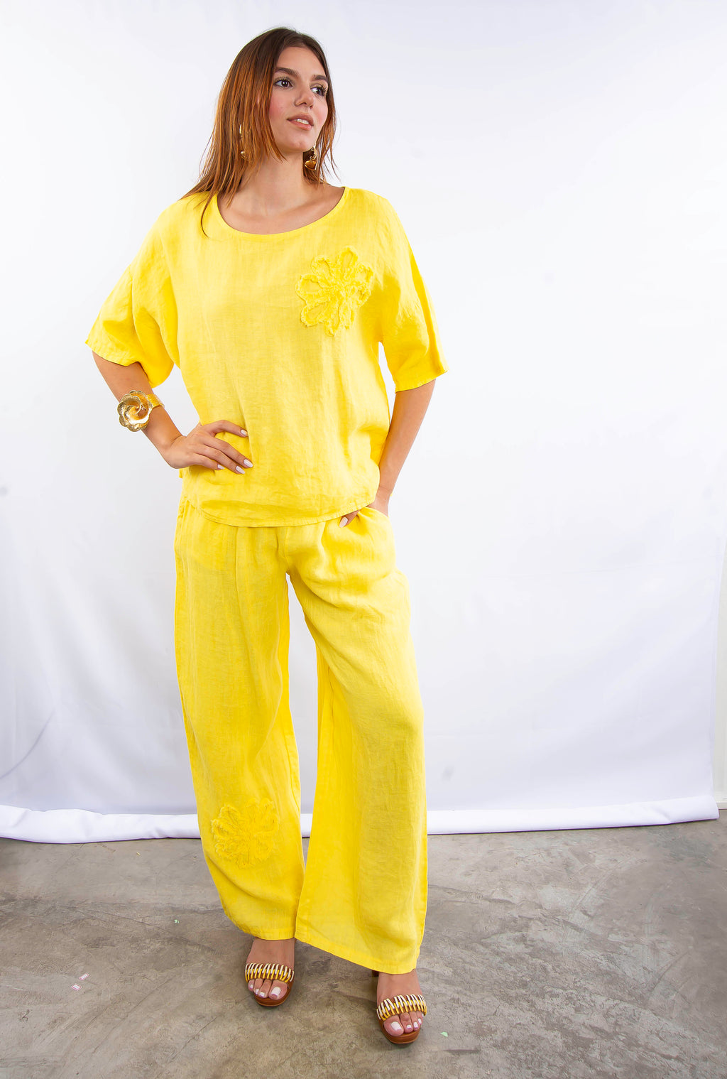 Roupa feminina de linho italiano amarelo, blusa ampla e calça comprida em look sofisticado