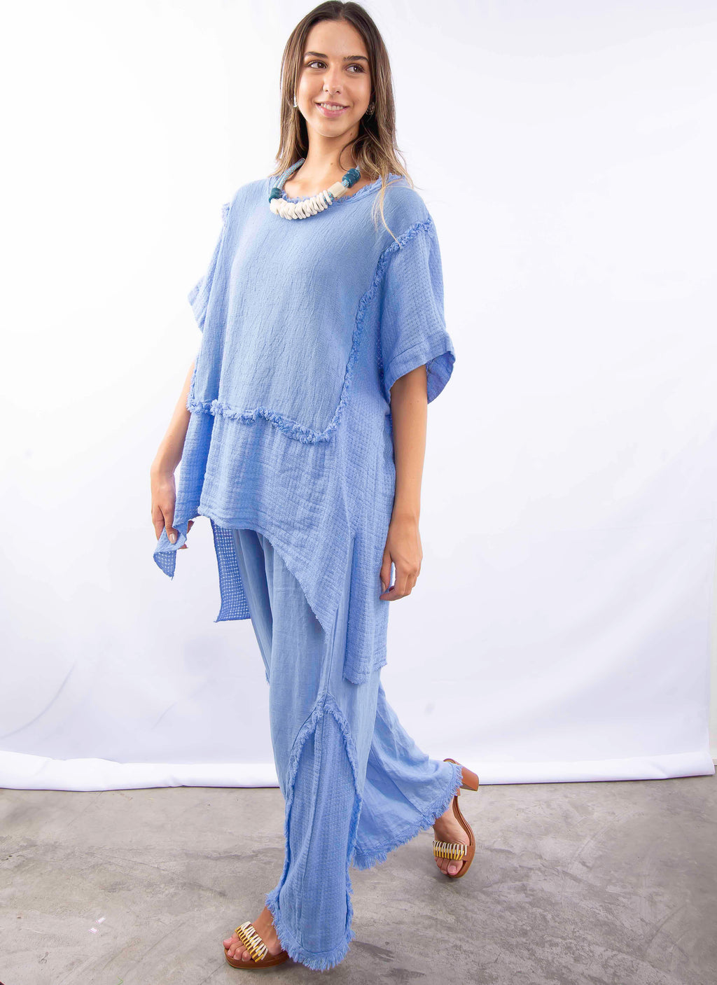 Conjunto feminino azul em linho italiano com blusa ampla e calça longa.