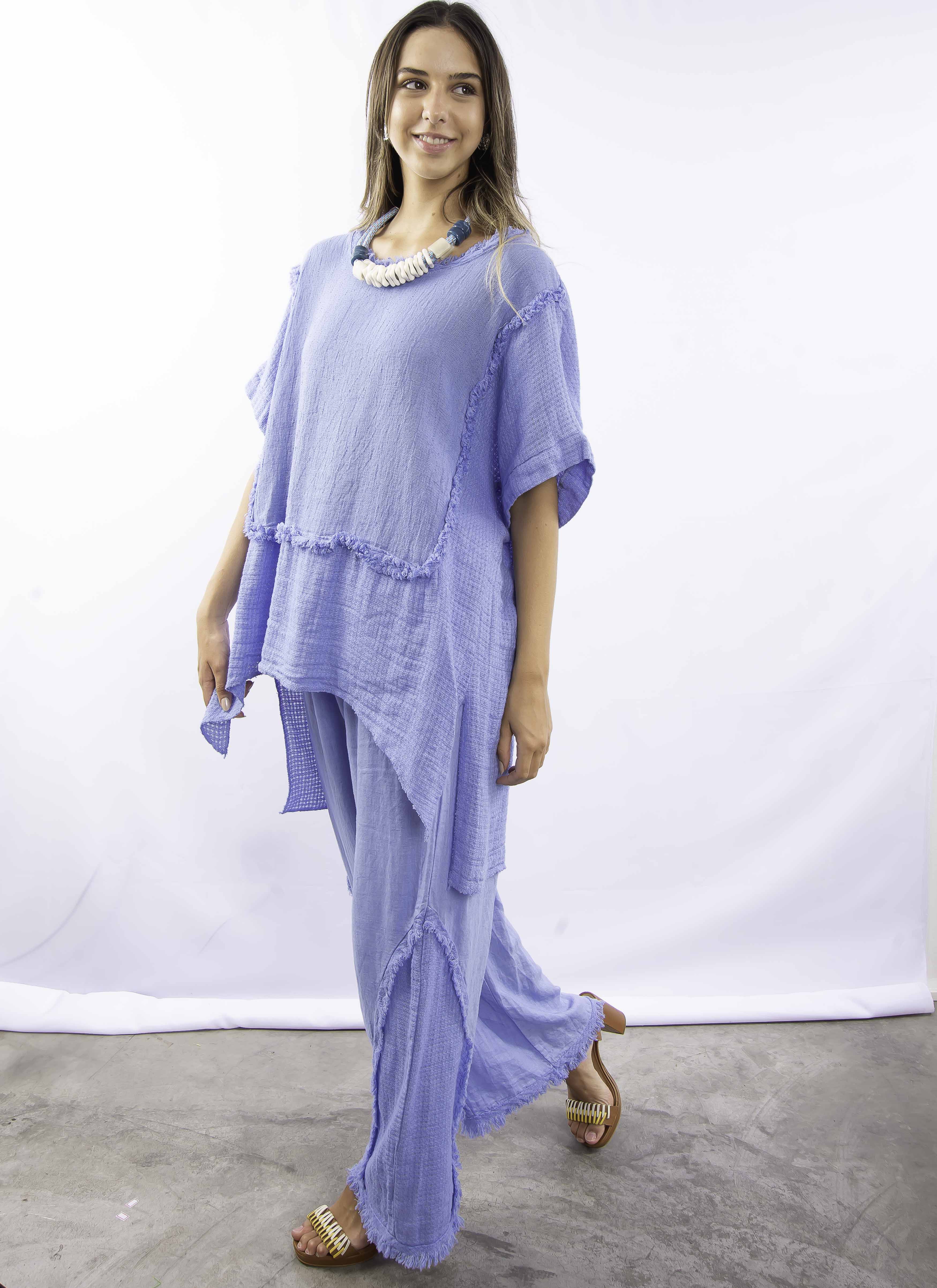 Conjunto feminino azul em linho italiano com blusa ampla e calça longa.