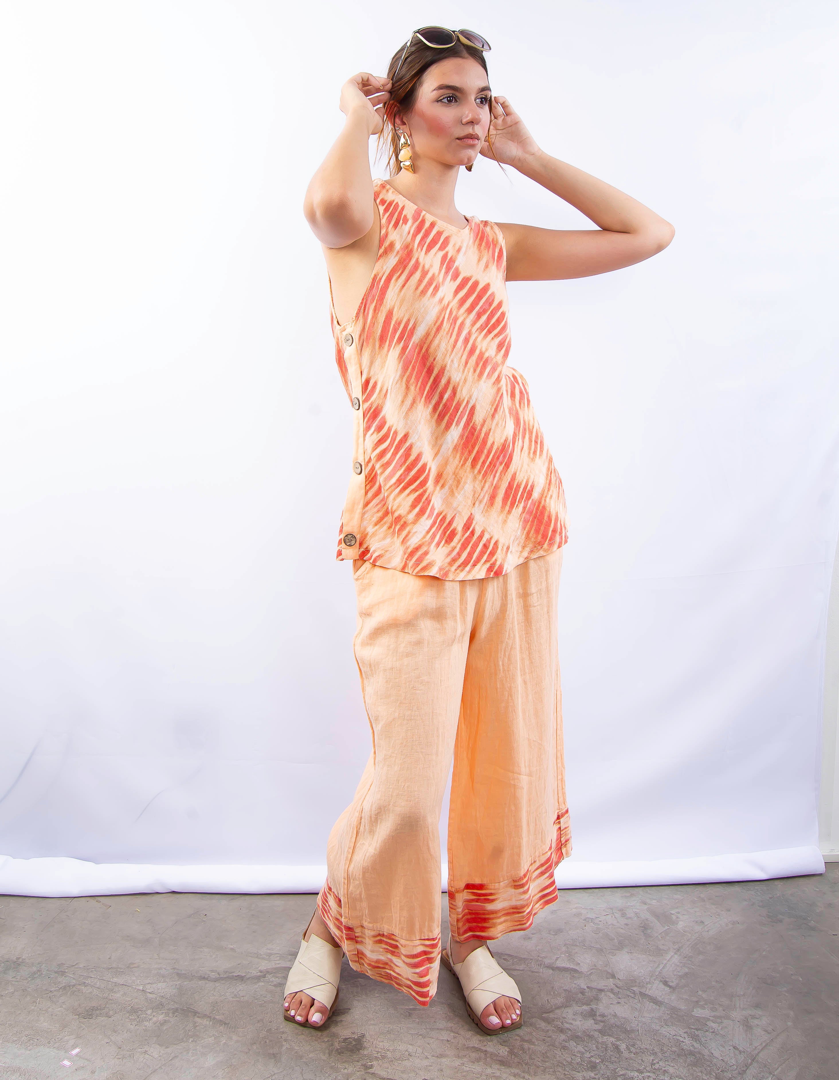 Modelo usando conjunto de linho italiano estampado em laranja e bege, com blusa solta e calça ampla