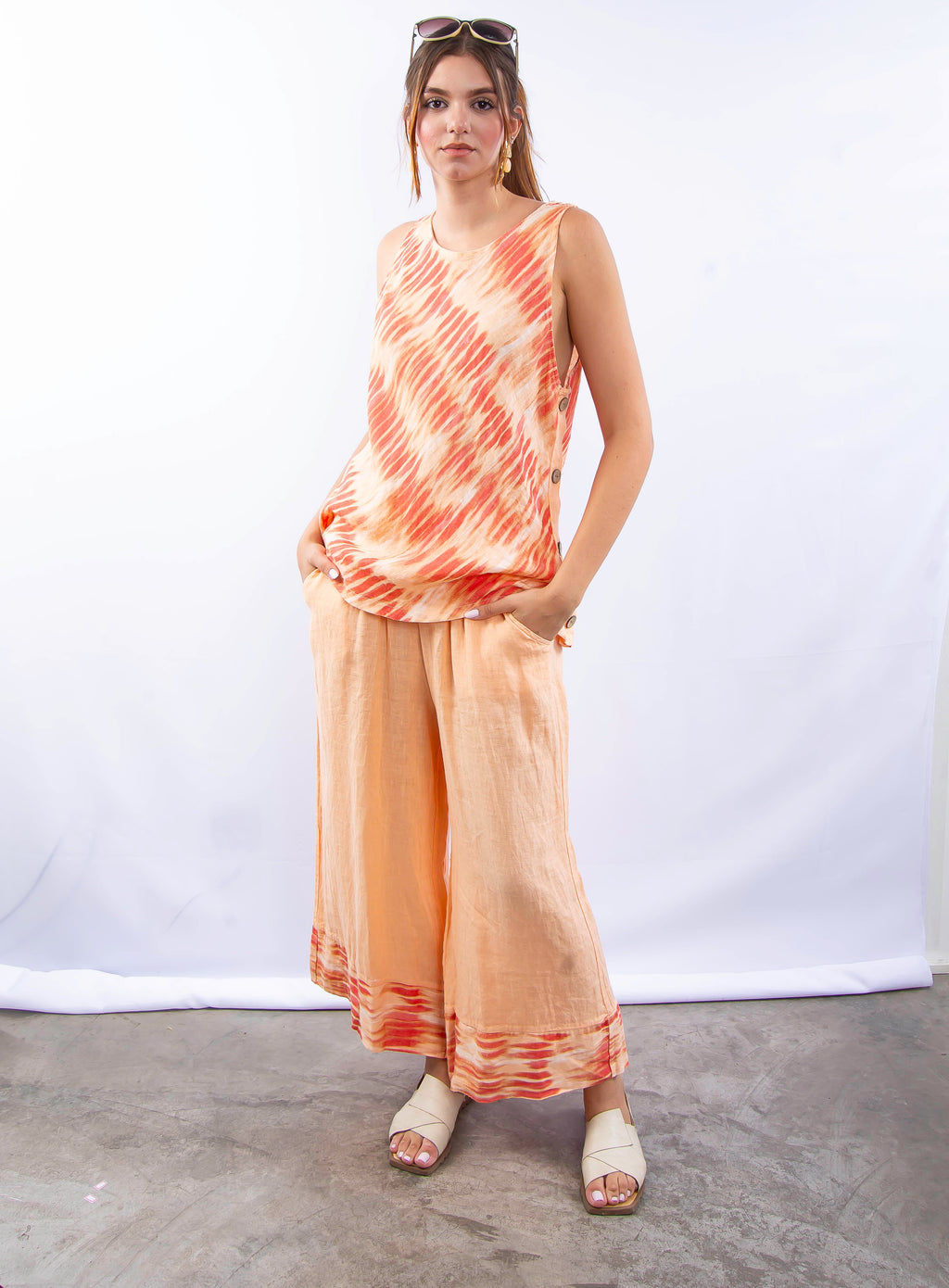 Roupa feminina sofisticada em linho italiano estampado, composta por blusa e calça bege larga