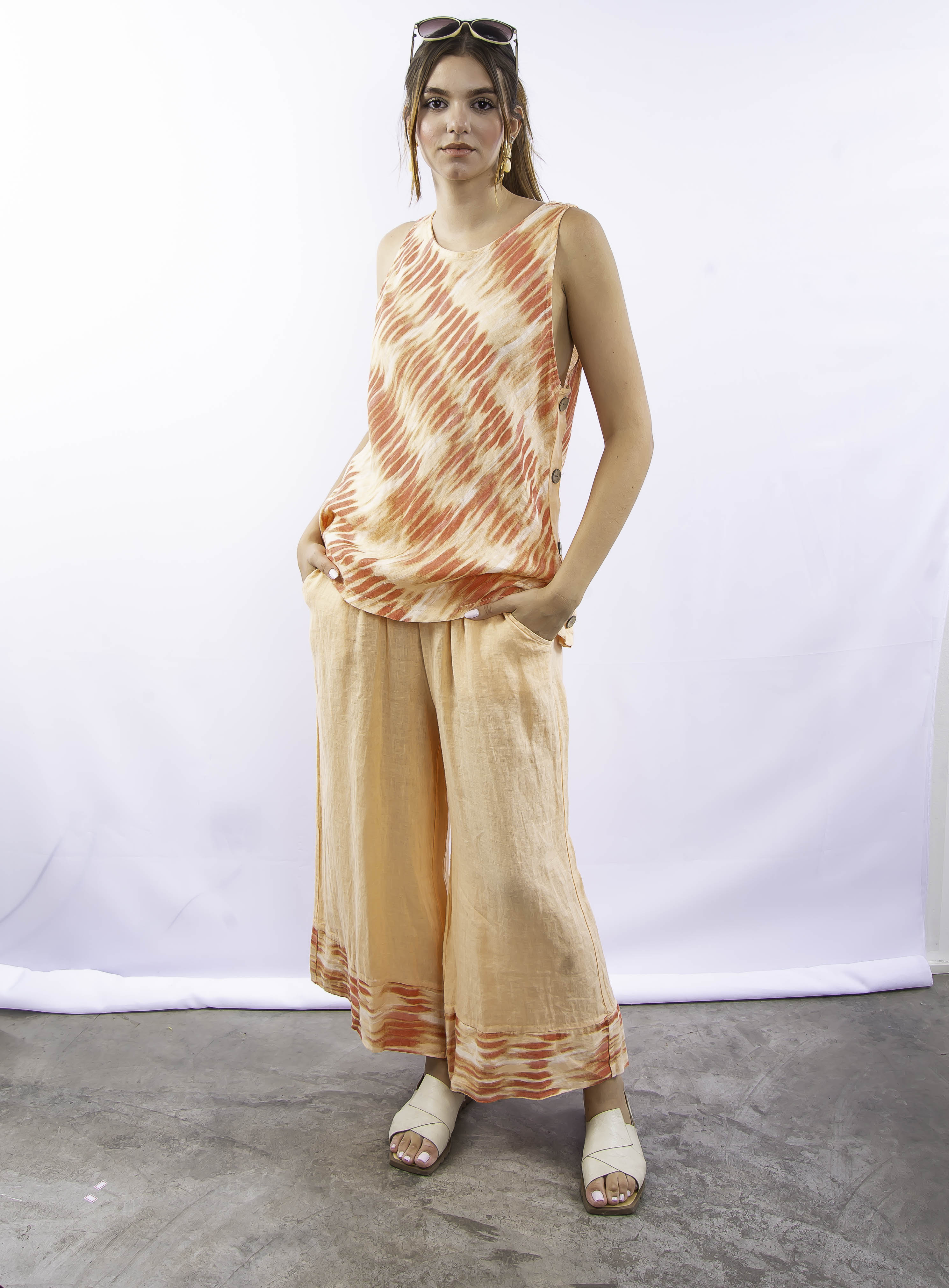 Roupa feminina sofisticada em linho italiano estampado, composta por blusa e calça bege larga