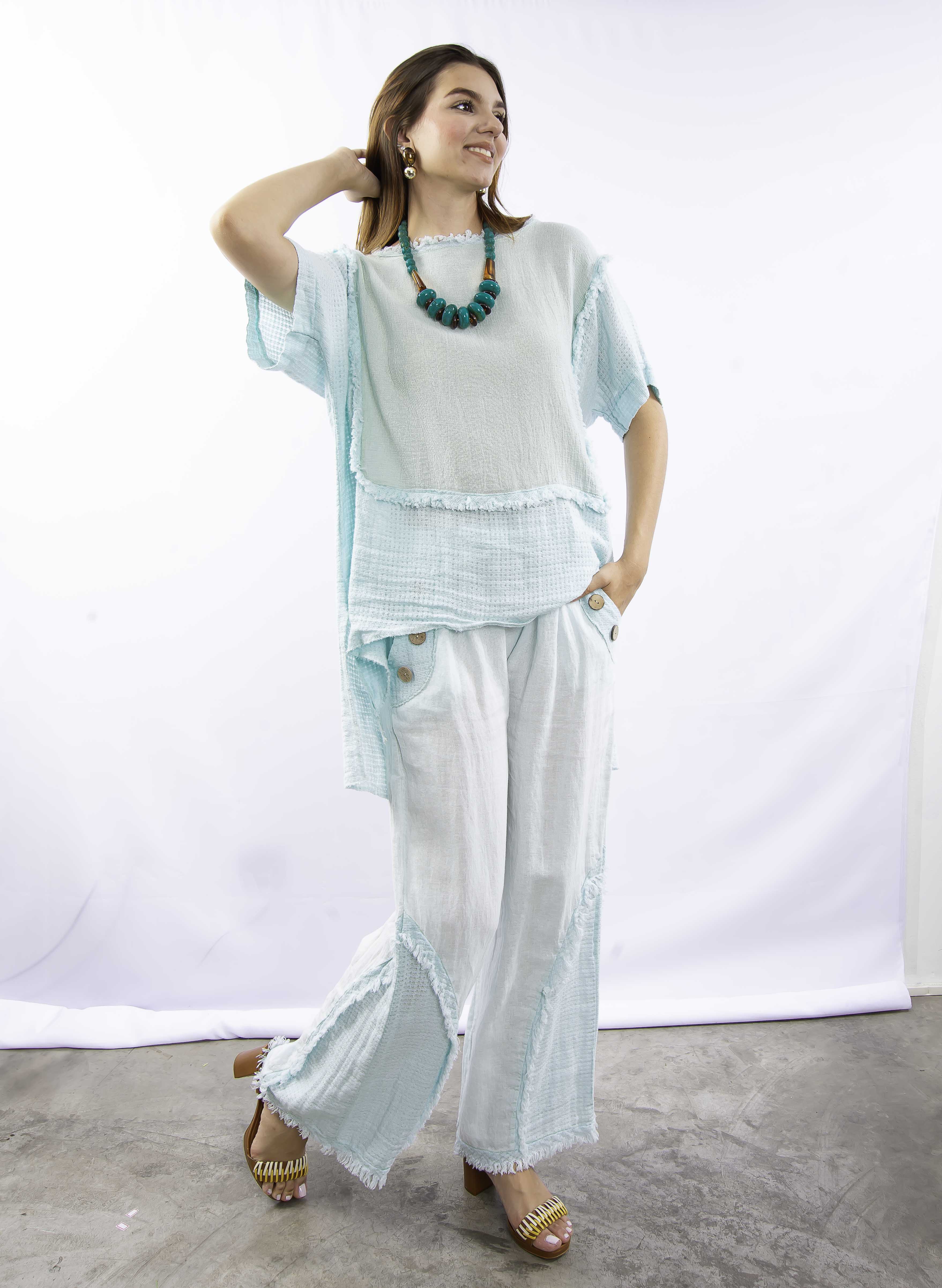 Conjunto feminino verde claro em linho italiano, detalhe lateral elegante.