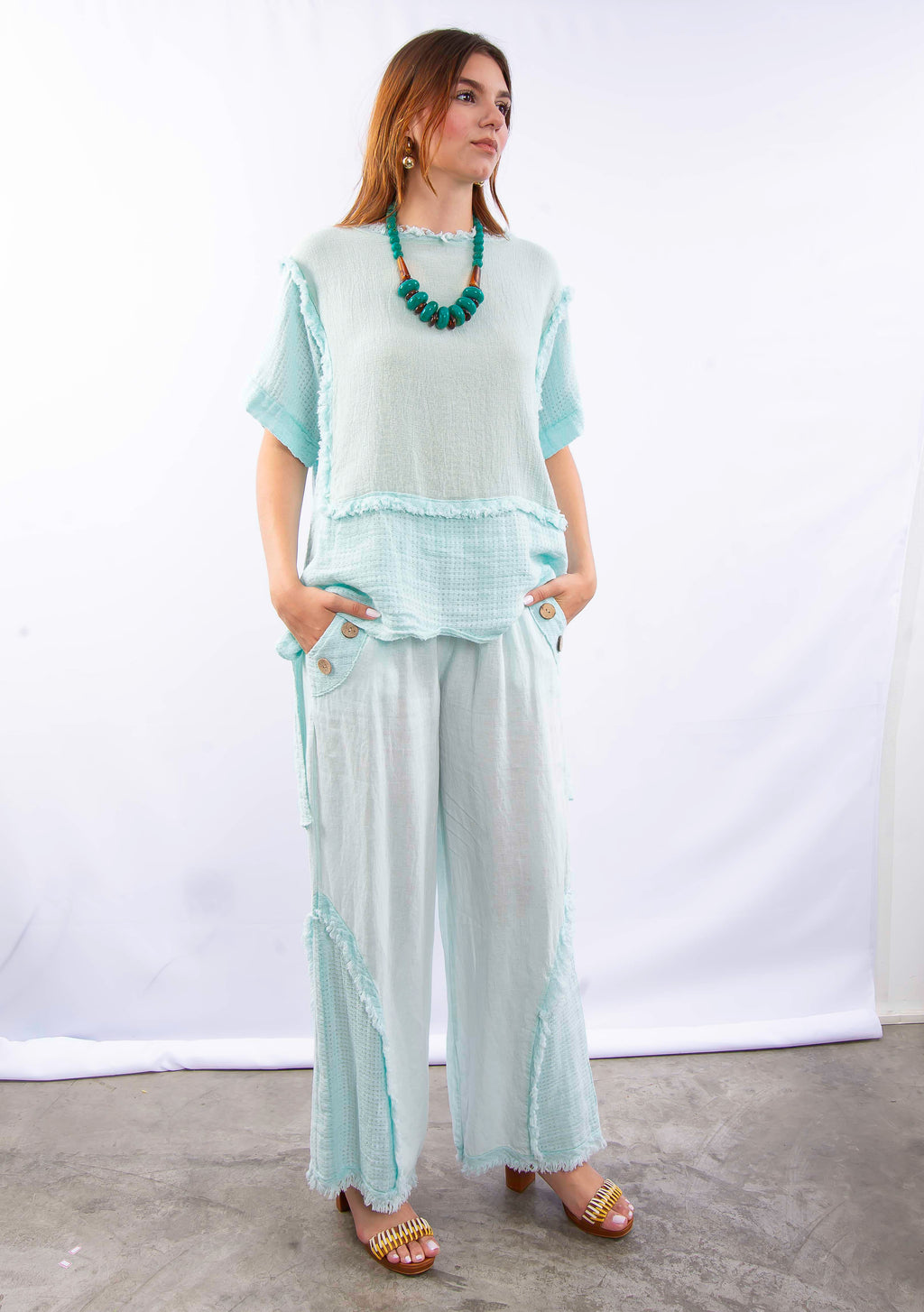 Conjunto de linho italiano verde claro com caimento leve e confortável.