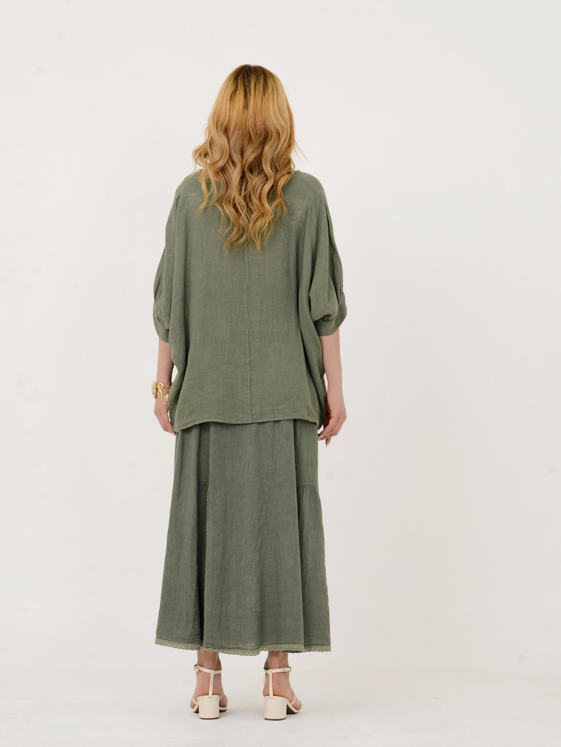 Conjunto feminino verde em linho visto por trás, caimento elegante.