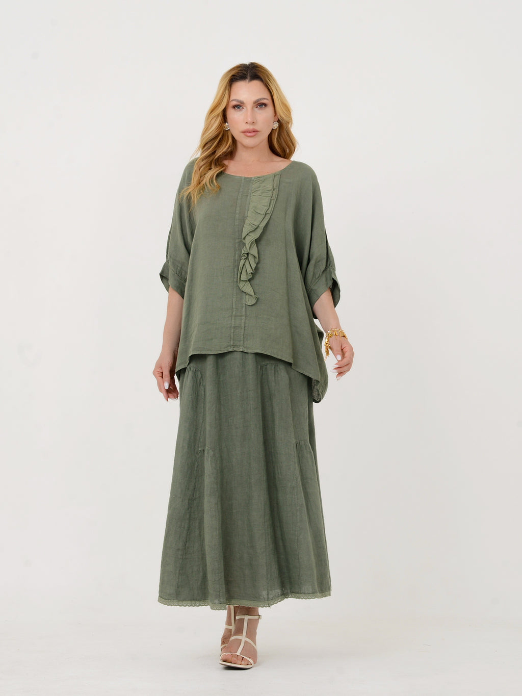 Modelo usando conjunto de linho verde visto de lado.
