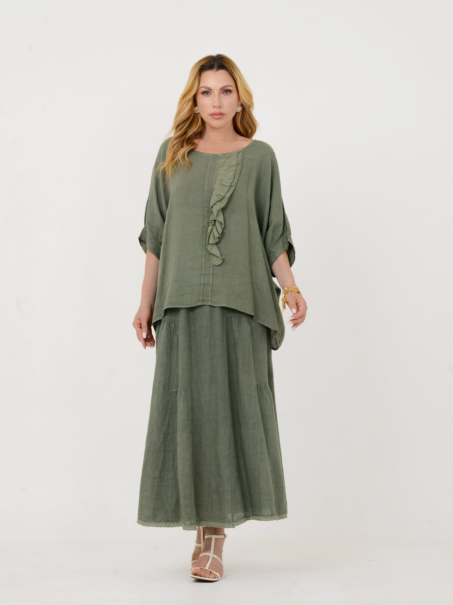 Modelo usando conjunto de linho verde visto de lado.