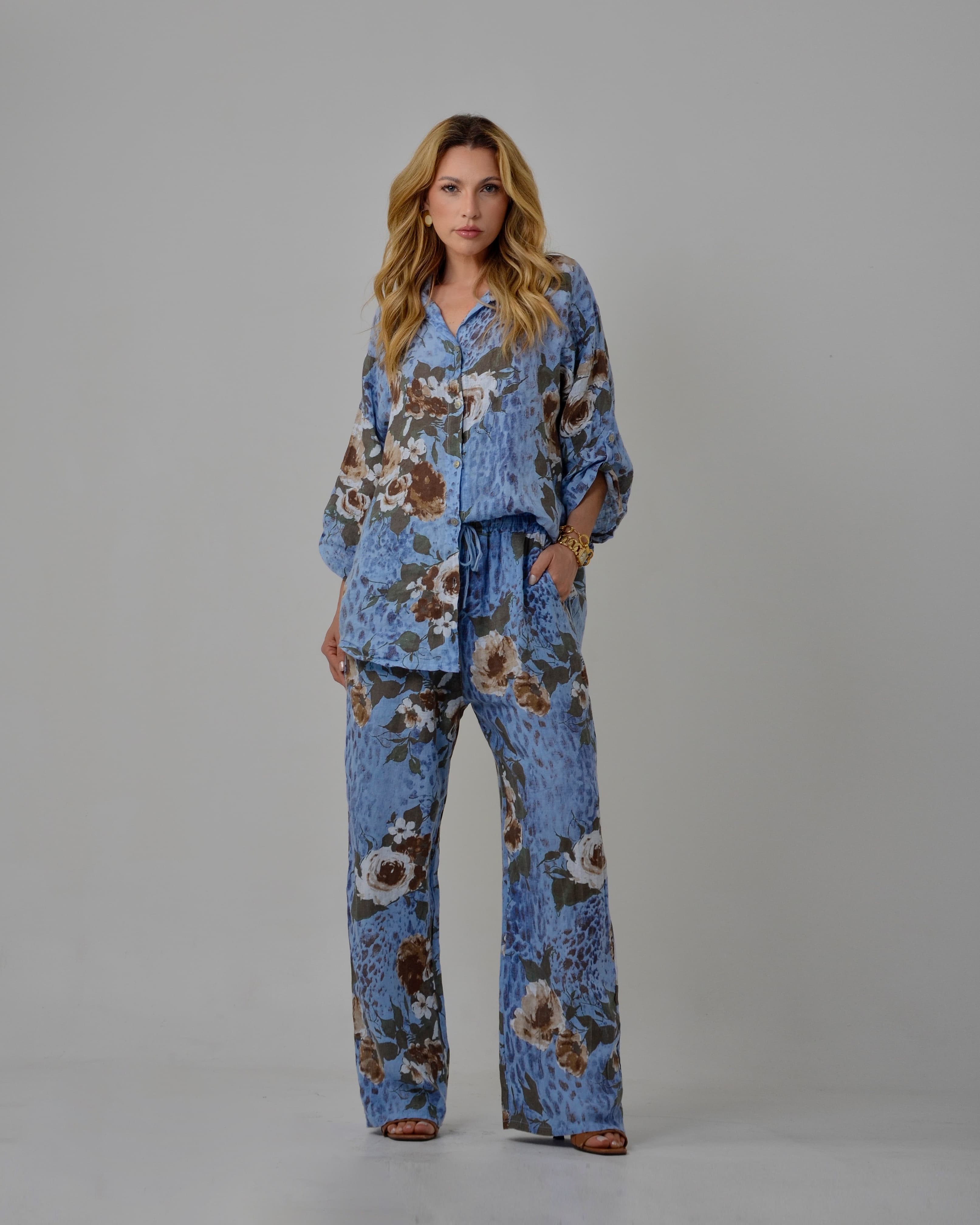 Detalhe do Conjunto Pádua com camisa e calça em linho italiano estampado.