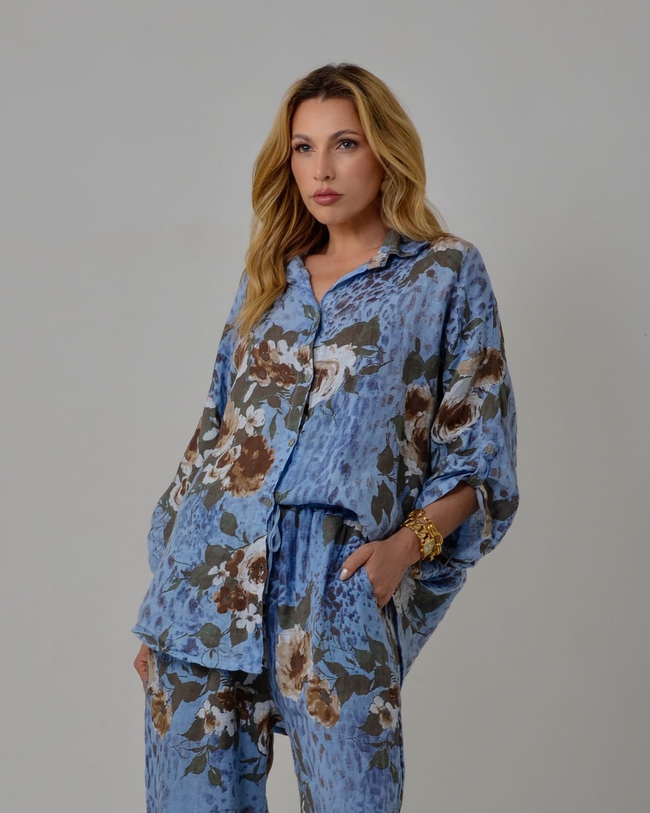 Conjunto feminino Pádua em linho azul estampado, confortável e sofisticado.