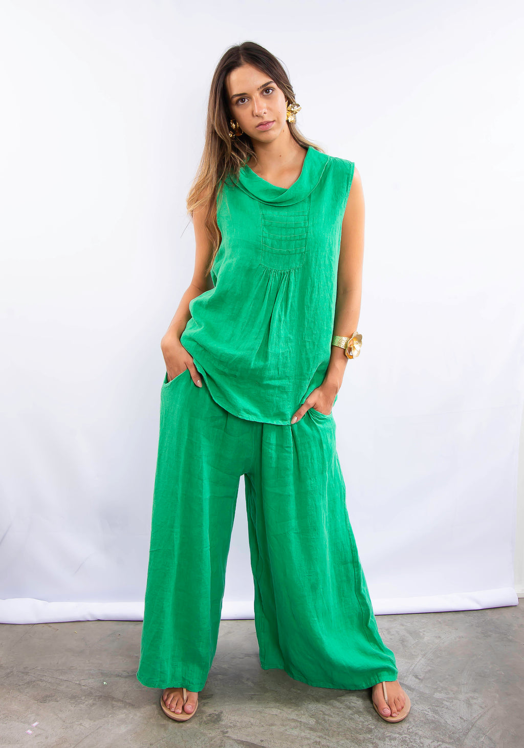 Conjunto feminino elegante verde, ideal para looks casuais e sofisticados.
