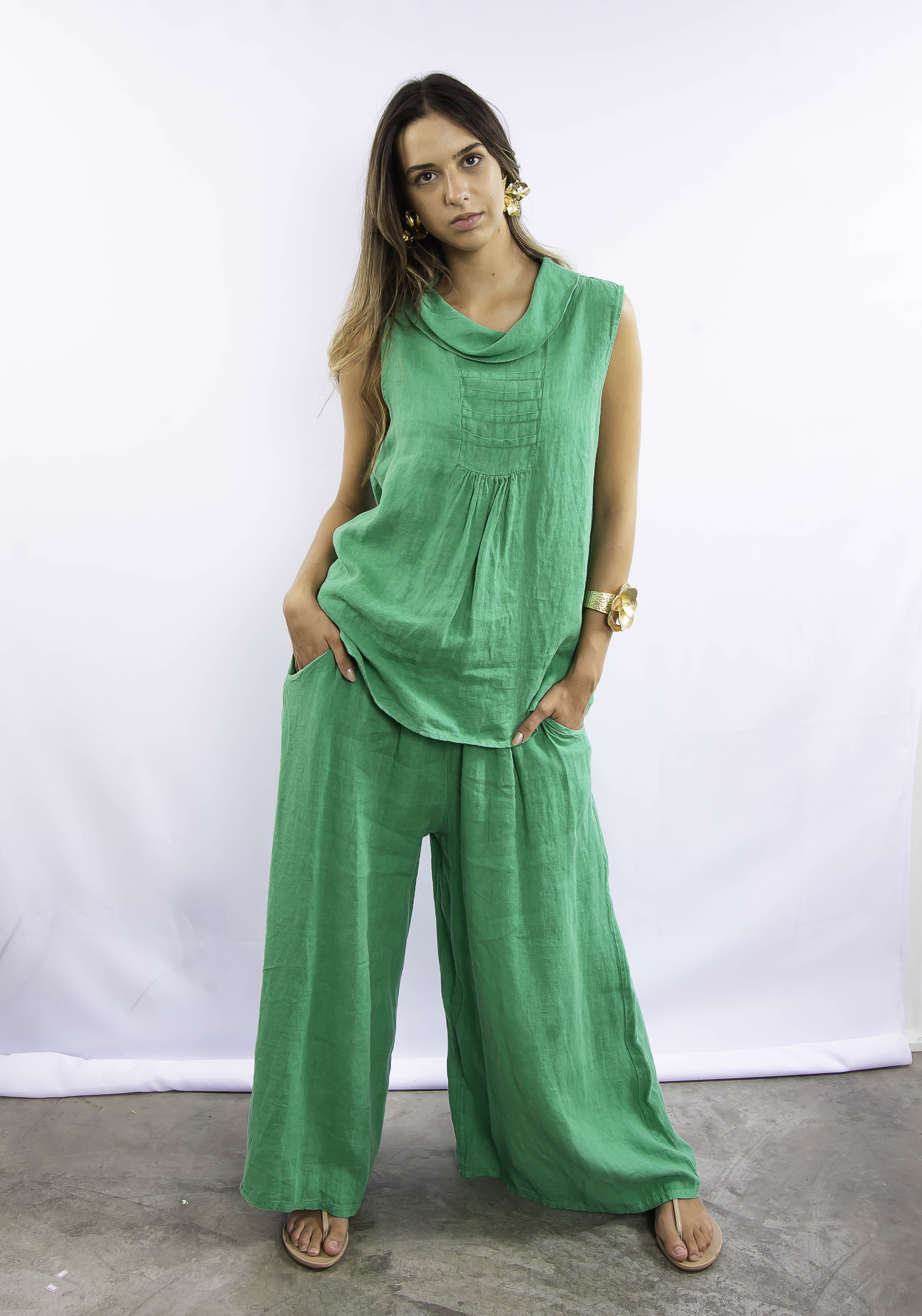Conjunto feminino elegante verde, ideal para looks casuais e sofisticados.