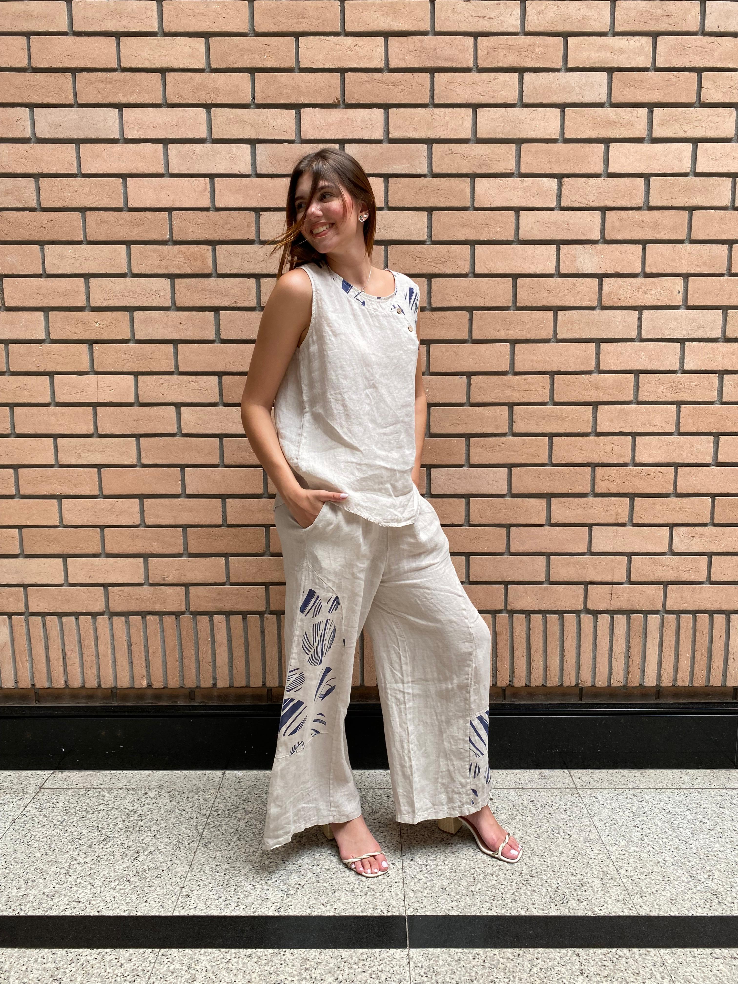 Conjunto Positano feminino em linho italiano bege, com caimento leve e sofisticado.