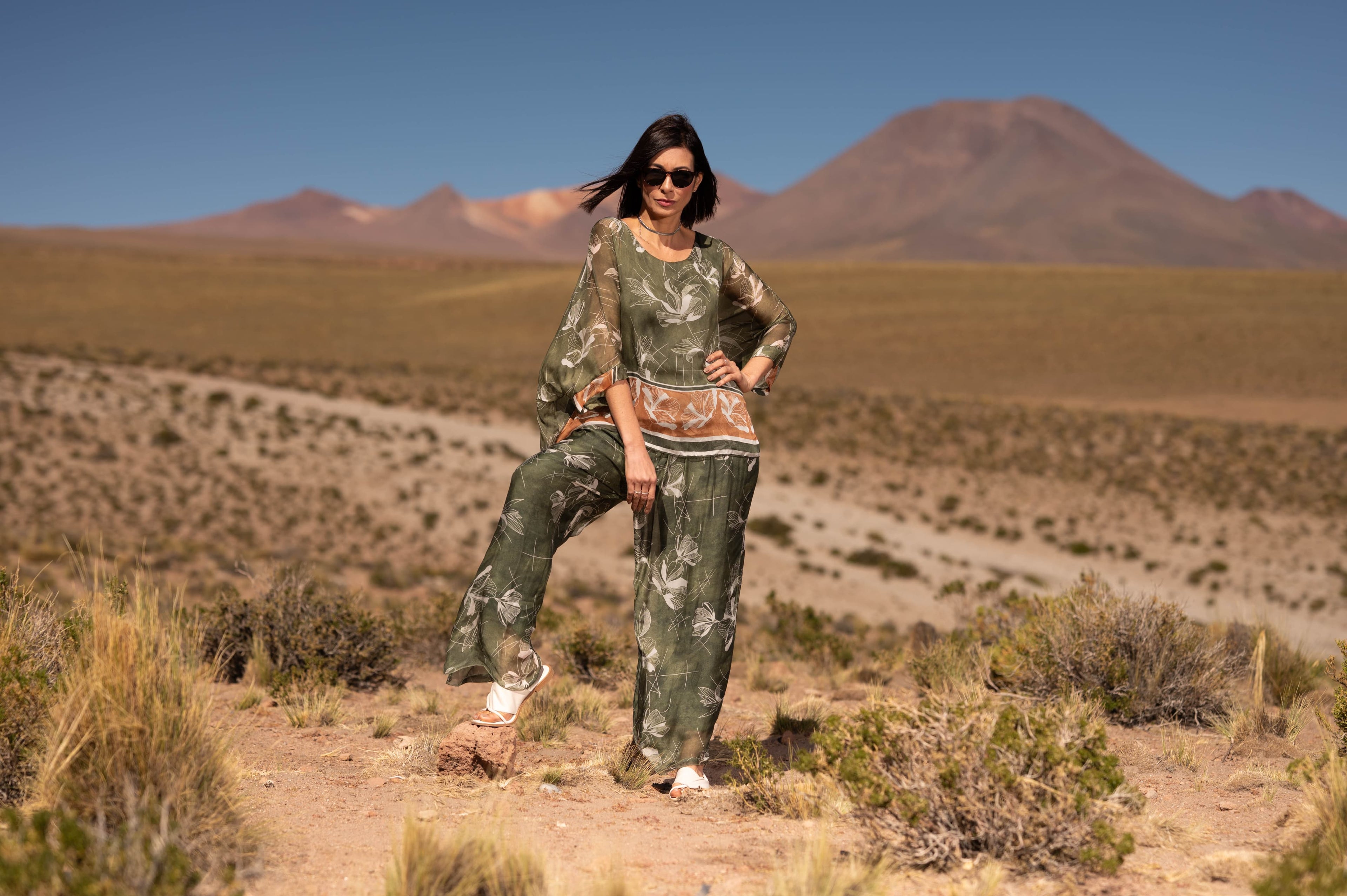 Look completo Conjunto Puglia com calça e blusa em seda e viscose.