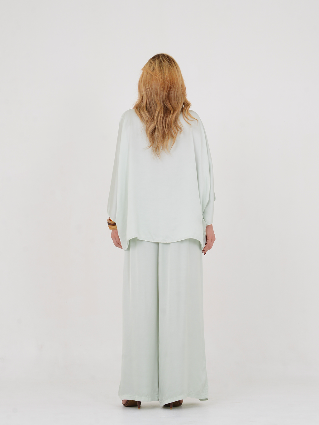 Conjunto Setta confeccionado em viscose e seda italiana, modelo elegante e sofisticado.