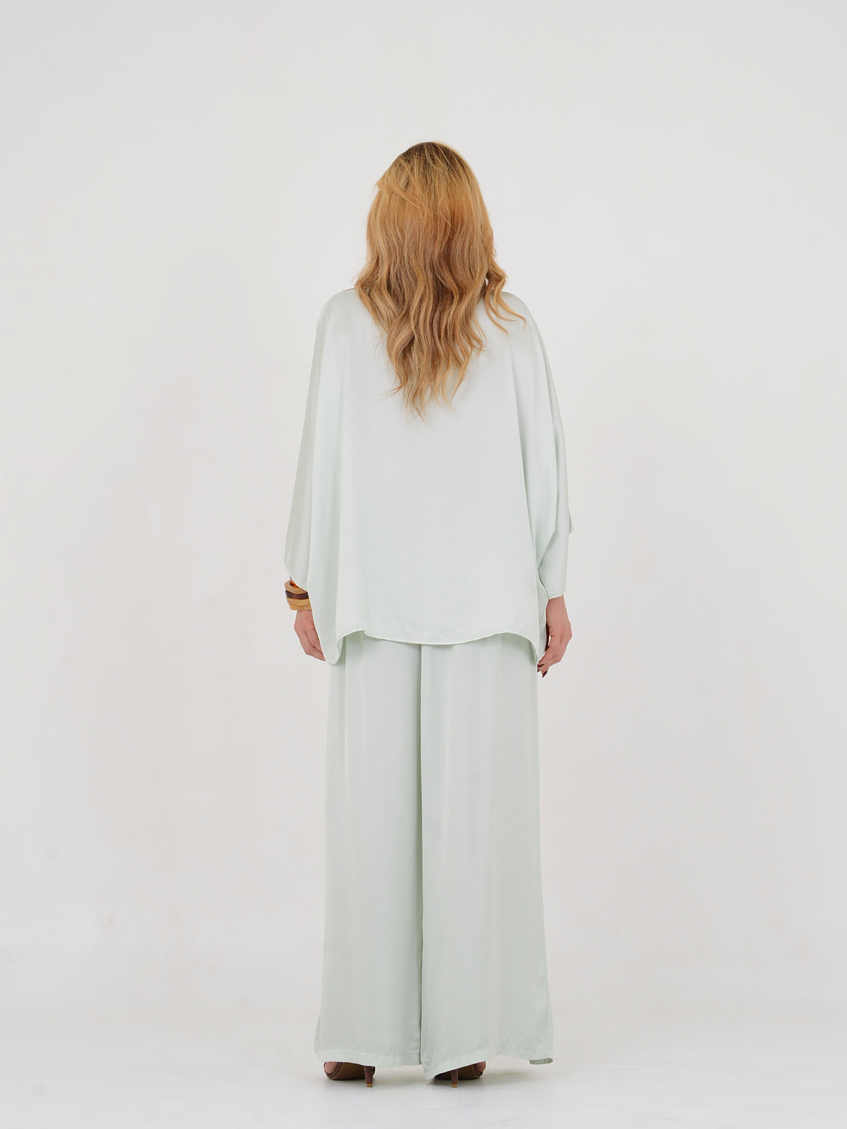 Conjunto Setta confeccionado em viscose e seda italiana, modelo elegante e sofisticado.
