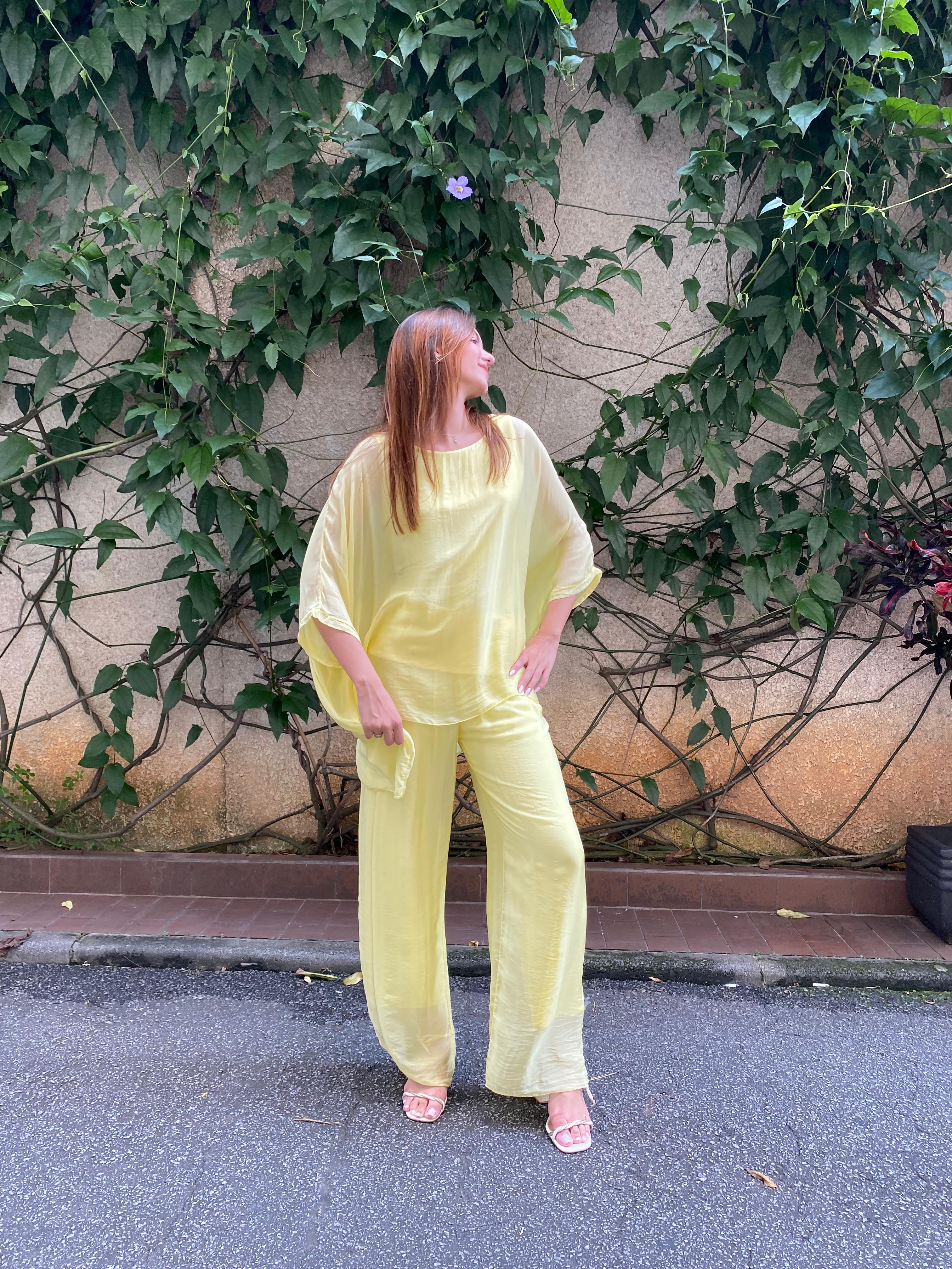 Look elegante com Conjunto Sicília em viscose e seda, ideal para ocasiões refinadas e estilo atemporal.