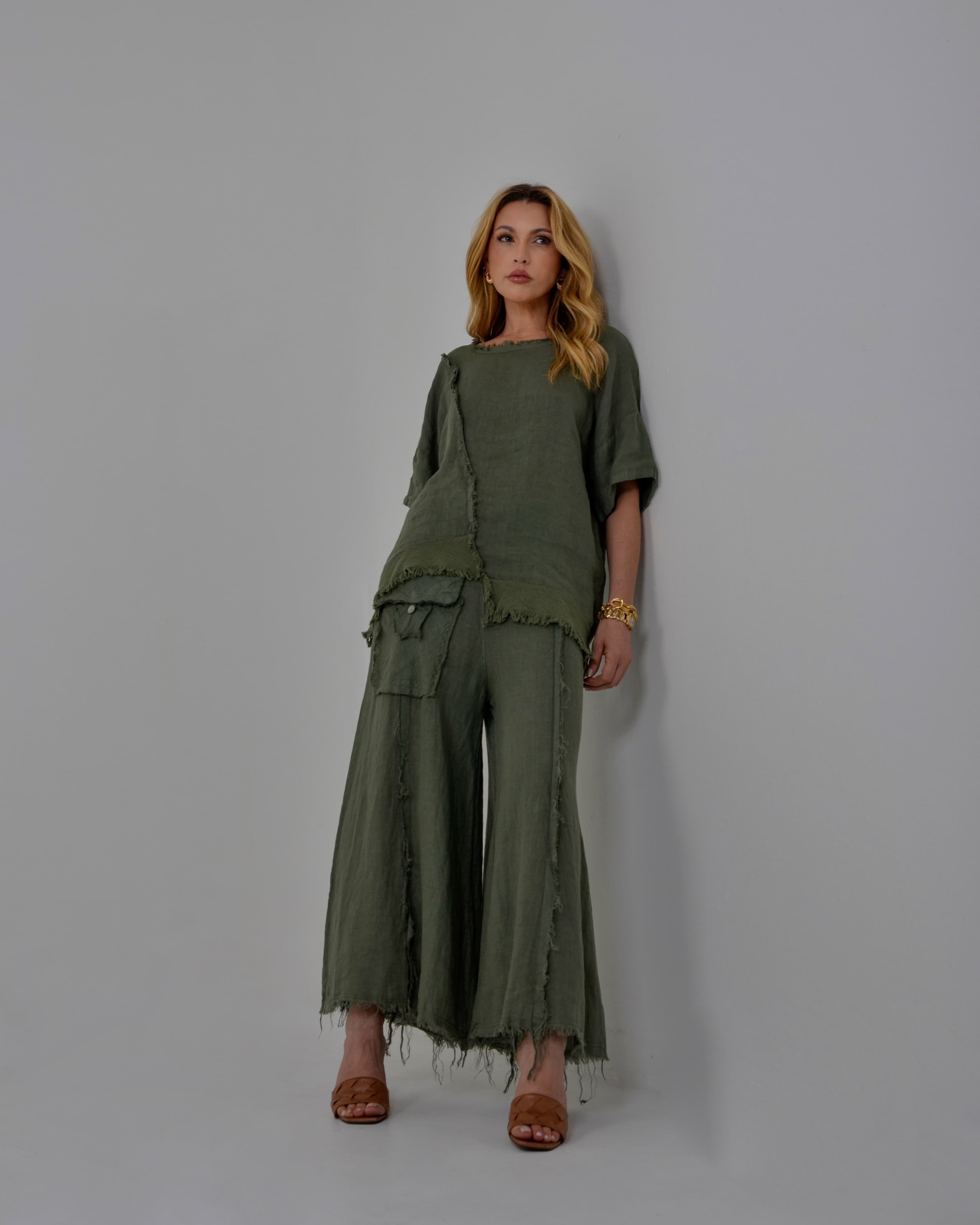 Conjunto feminino verde de linho em ensaio de moda minimalista.