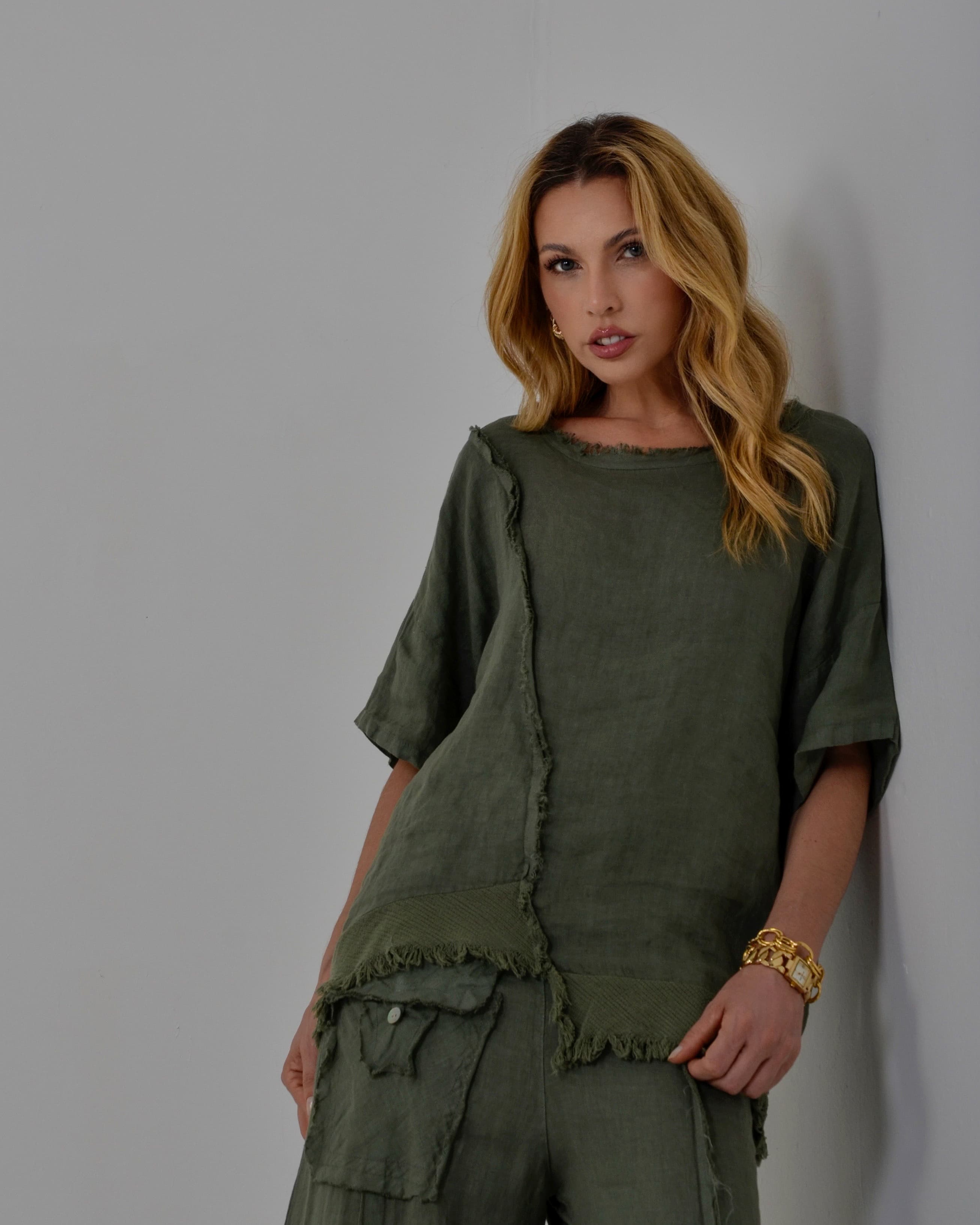 Detalhe do conjunto verde de linho com blusa e calça largas.
