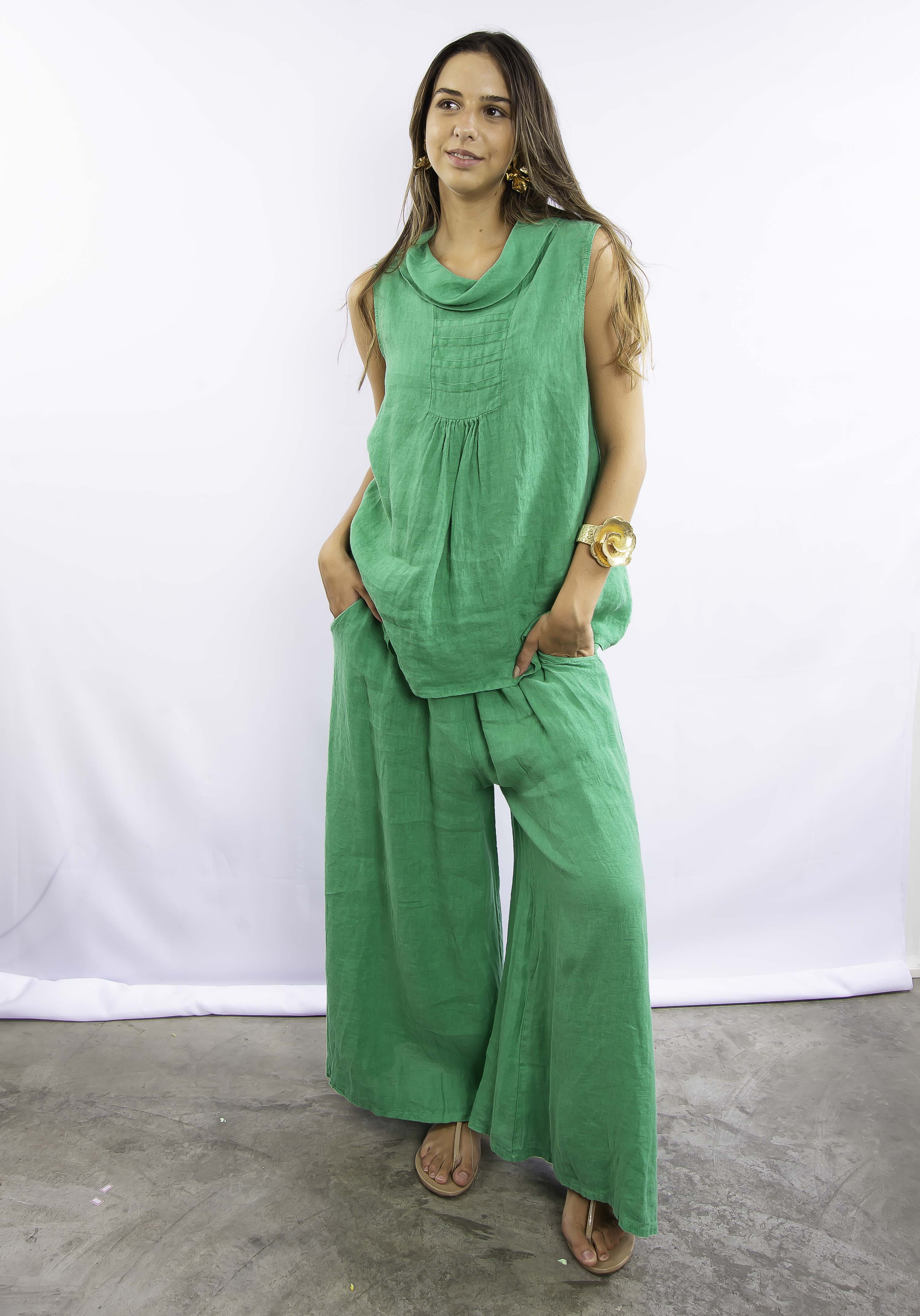 Mulher usando conjunto verde em linho, composto por blusa sem mangas e calça pantalona.
