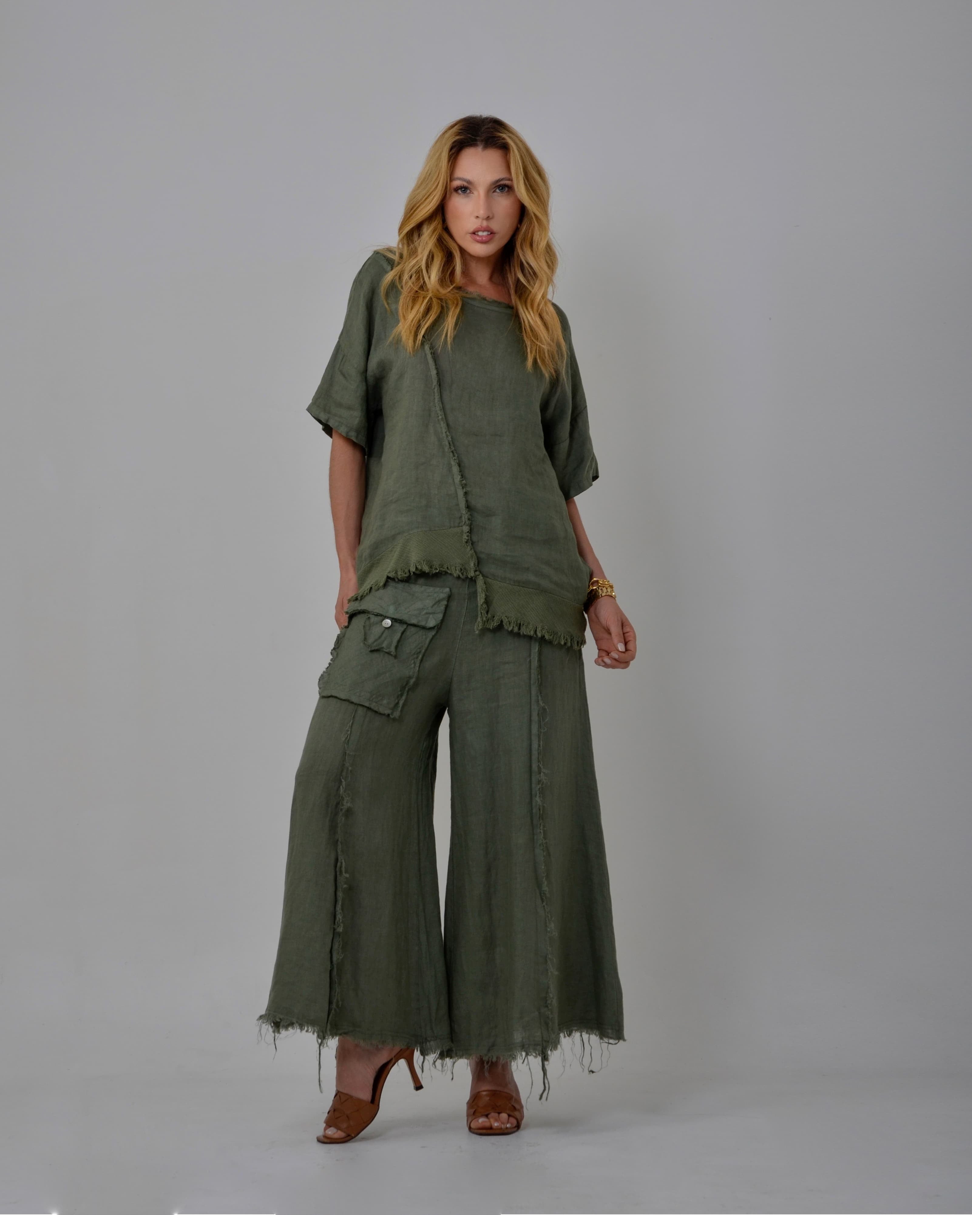 Mulher usando conjunto verde de linho visto de frente.