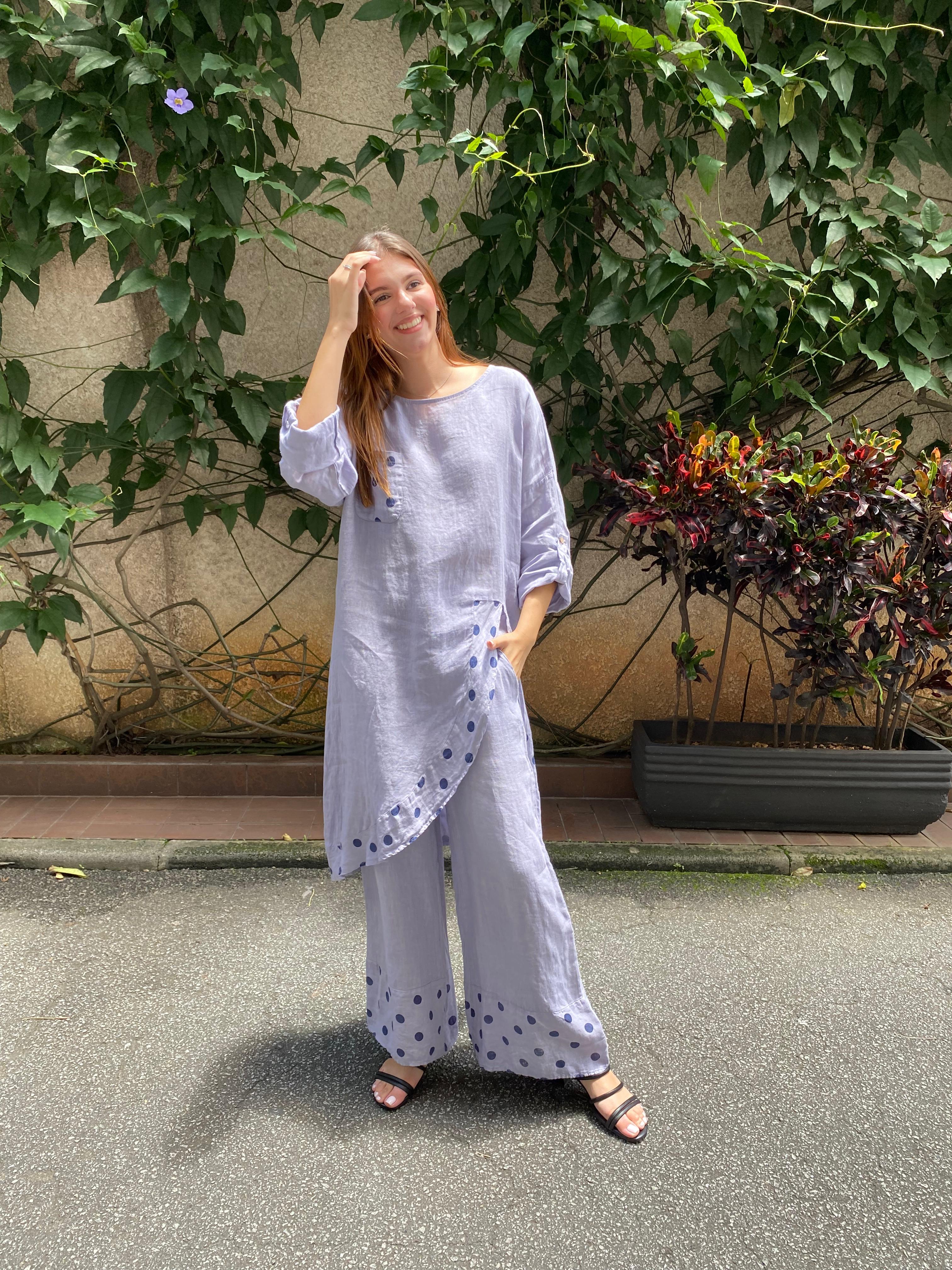 Vestido longo estilo kaftan em linho italiano, ideal para dias quentes.