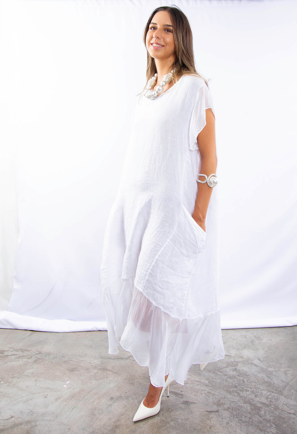 Vestido branco estilo kaftan, leve e fluido, ideal para ocasiões especiais.
