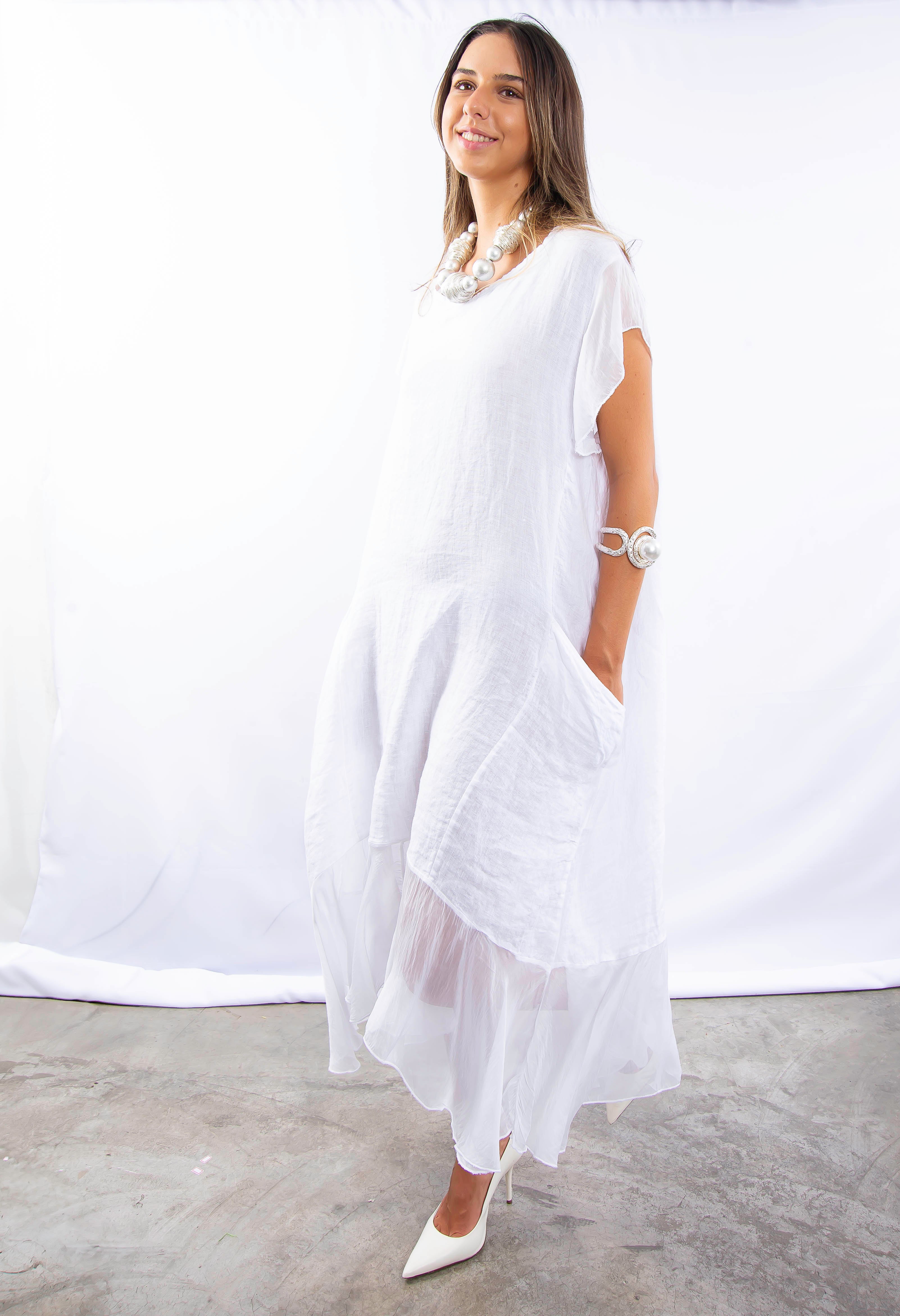 Vestido branco estilo kaftan, leve e fluido, ideal para ocasiões especiais.