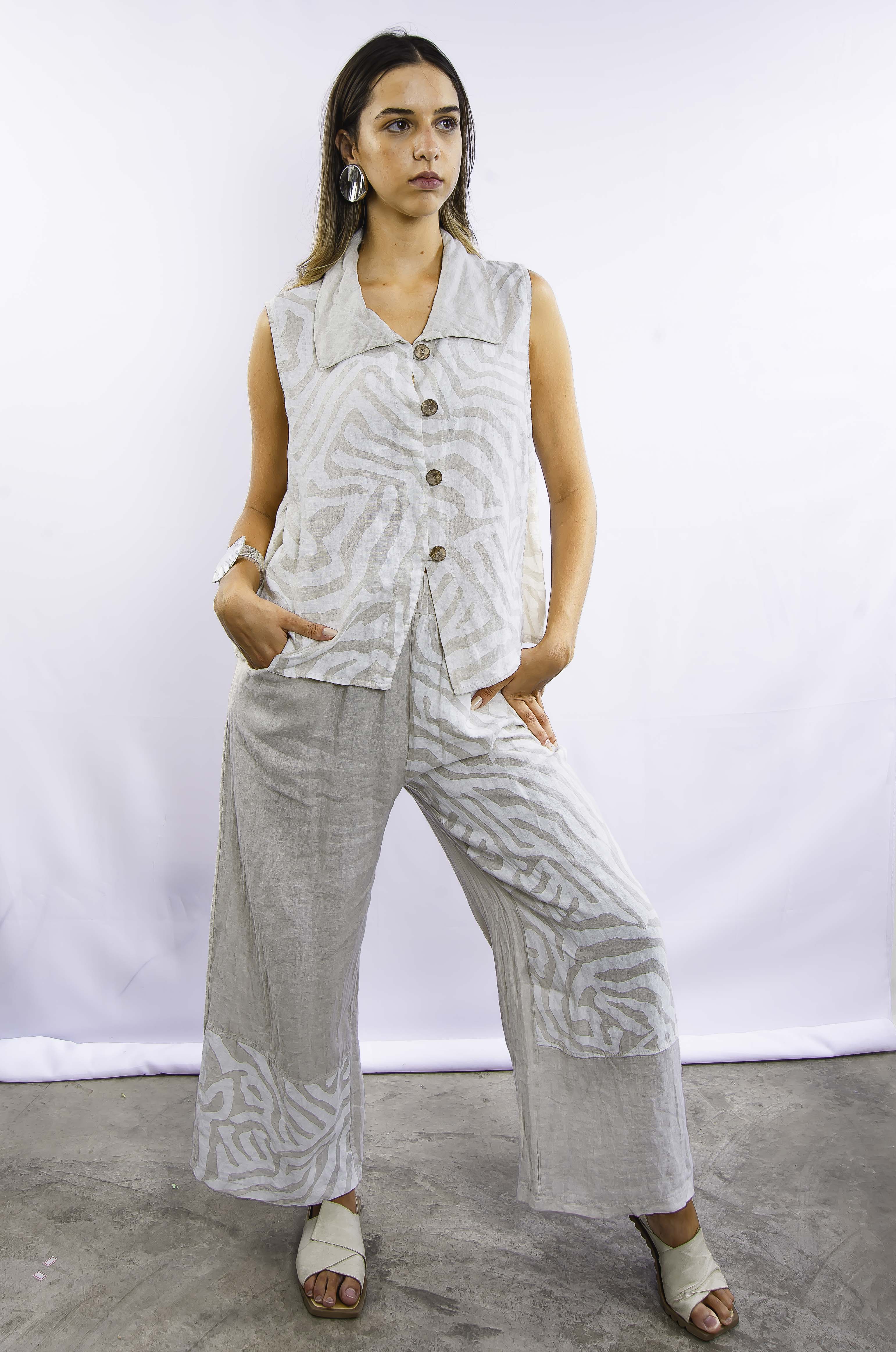 Look minimalista com conjunto feminino em linho claro, composto por blusa sem mangas e calça reta.
