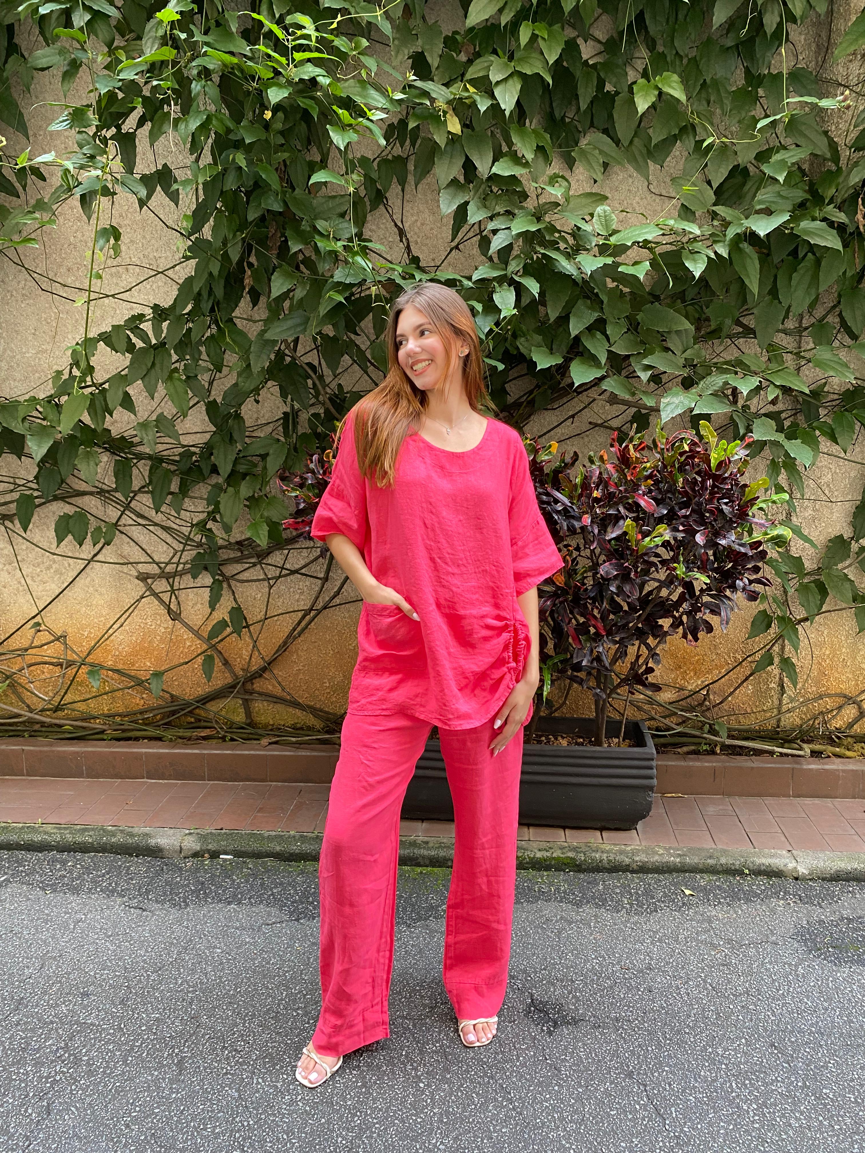 Look casual elegante em vermelho para moda feminina.