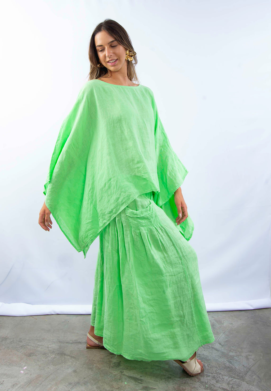 Conjunto verde feminino elegante e confortável, ideal para ocasiões casuais e sofisticadas.